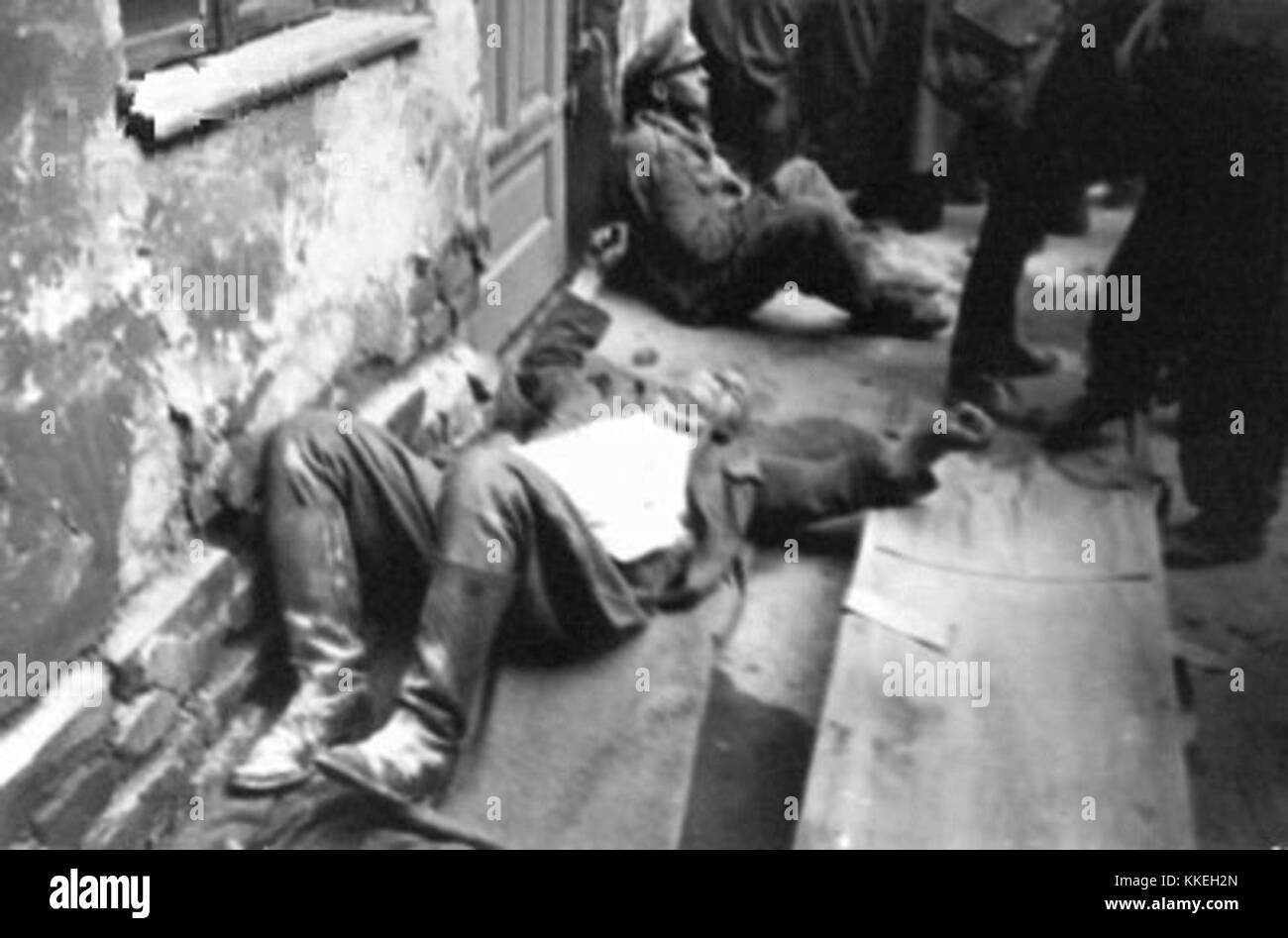 Questa immagine, parte di una collezione di Joachimczyk, mostra una scena della rivolta di Varsavia, raffigurante prigionieri di guerra polacchi presi durante il conflitto nel 1944. Si tratta di un importante documento storico della seconda guerra mondiale Foto Stock