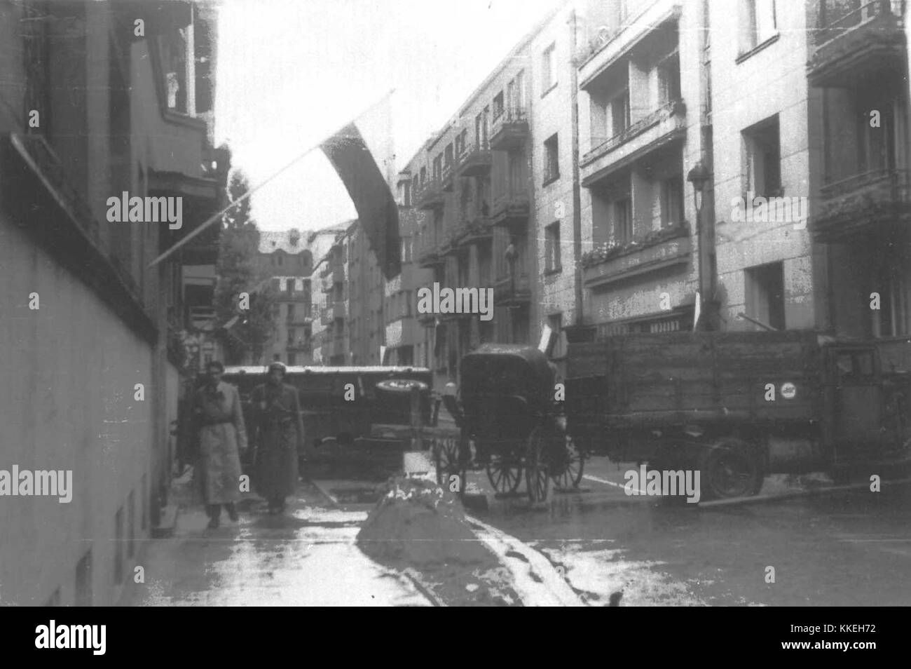 Questa opera d'arte di Szober raffigura la rivolta di Varsavia, un evento importante nella seconda guerra mondiale che ebbe luogo nel 1944. Il dipinto si concentra sull'area di Ulica Smulikowskiego a Varsavia, evidenziando l'intensa guerra urbana durante la rivolta contro l'occupazione tedesca. La rivolta fu un capitolo significativo nella storia polacca, mostrando resistenza, coraggio e lotta per l'indipendenza. Foto Stock