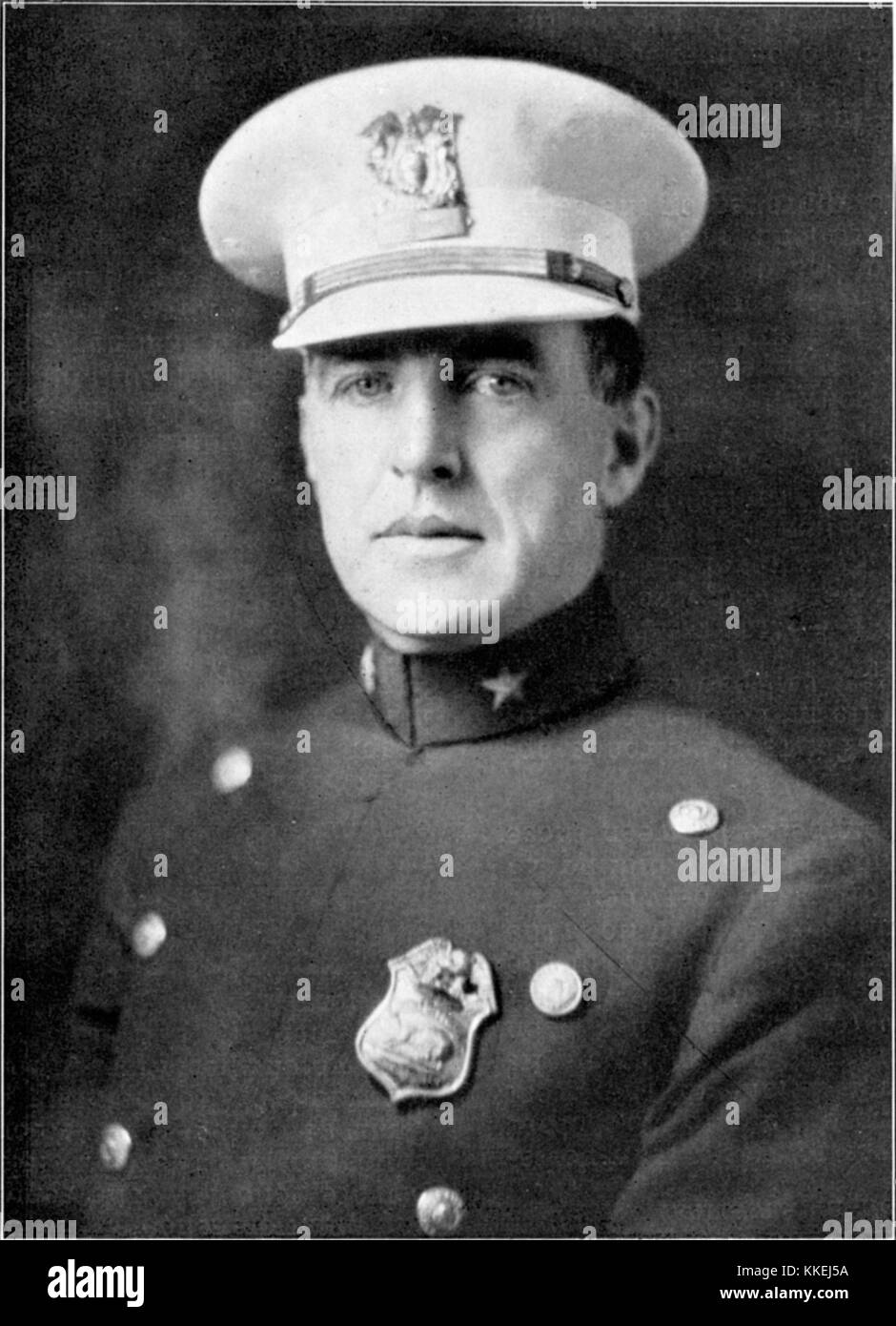 Questo rapporto del 1932 di Austin J. Roche si concentra sui risultati del Bureau of Public Debt, documentando le questioni fiscali e le preoccupazioni di bilancio durante quel periodo. Foto Stock