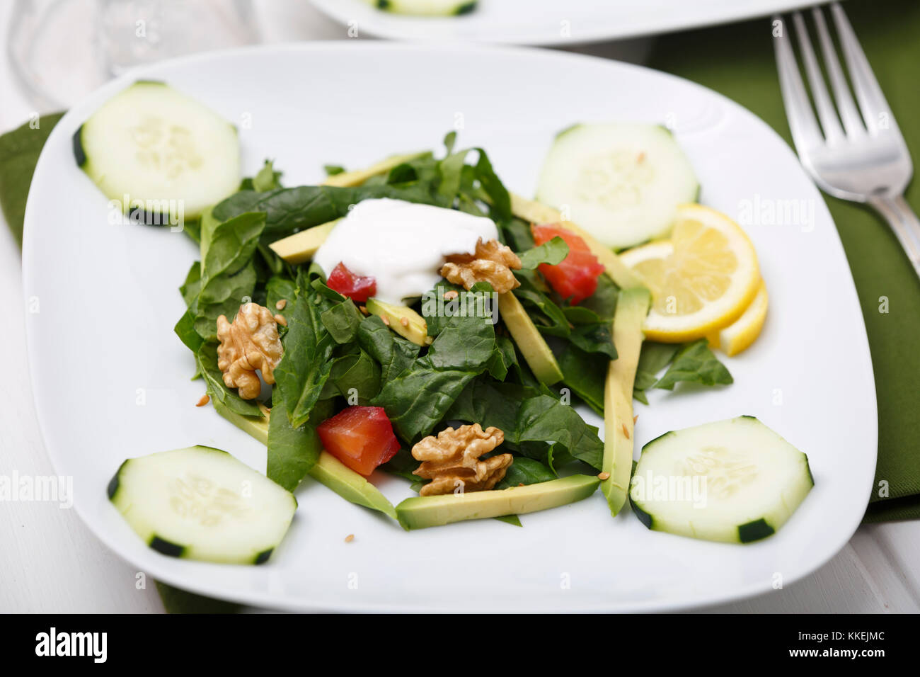 Insalata di spinaci con lox e avocado. Foto Stock