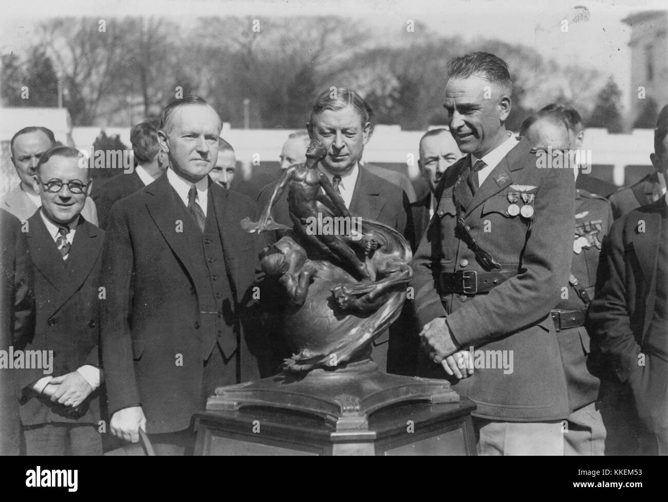 Il presidente Calvin Coolidge presenta il Collier Trophy in riconoscimento dei risultati eccezionali ottenuti nel settore dell'aviazione. Il premio è stato assegnato a molti pionieri nel campo del volo. Foto Stock
