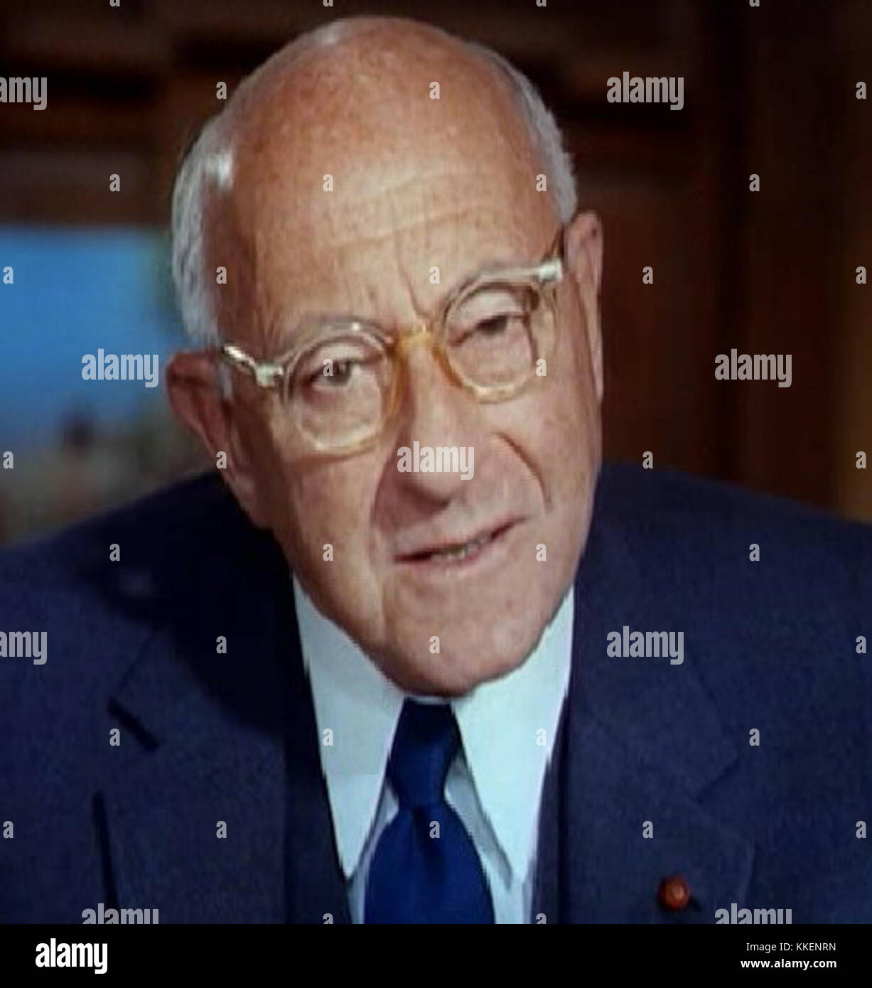 Cecil B. DeMille ha diretto l'epico film del 1956 *i dieci comandamenti*, che presenta grandi scenografie e un cast stellato. Il trailer del film mostra scene drammatiche chiave di questa storia biblica, mettendo in risalto lo stile di regia e la portata cinematografica di DeMilleâ. Rimane un classico significativo nella storia di Hollywood. Foto Stock