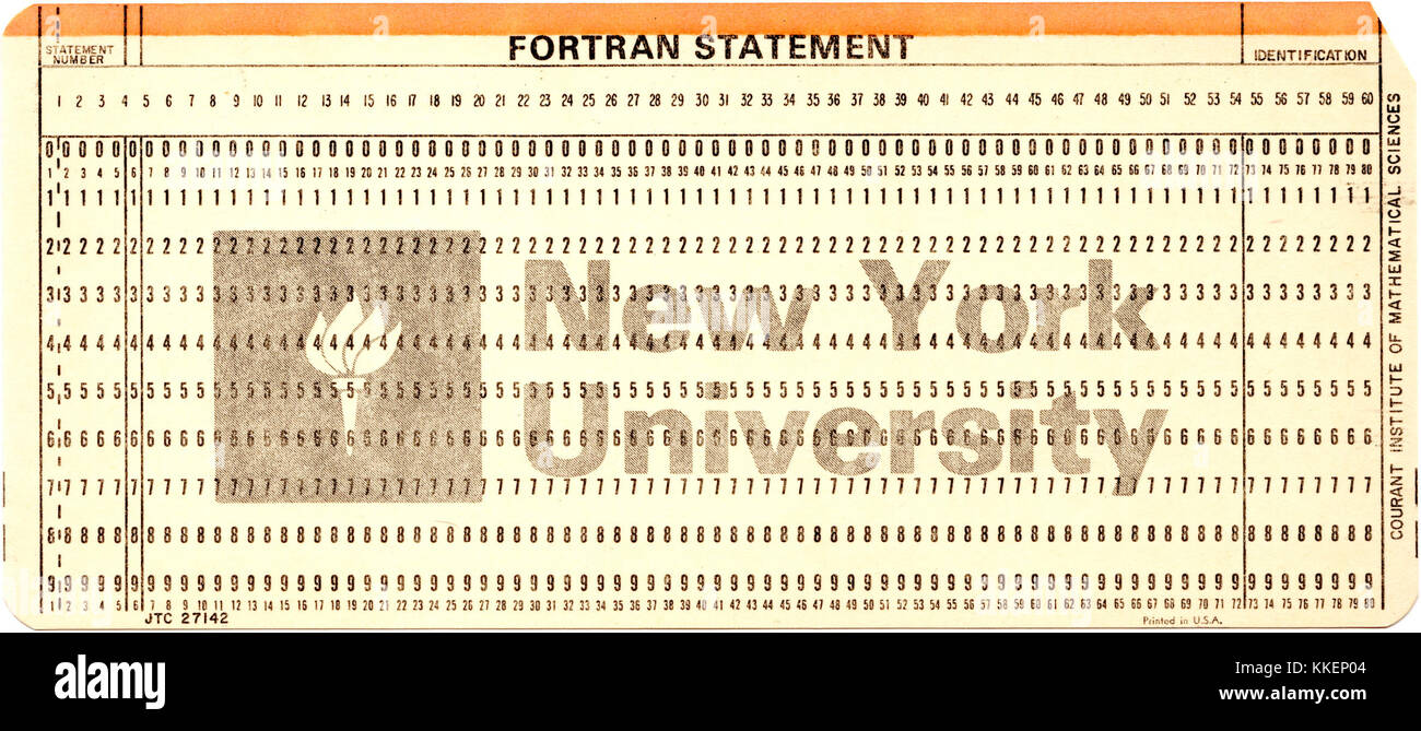 Una carta forata NYU Fortran vuota si riferisce a un artefatto storico utilizzato nei primi anni del computing, associato a linguaggi di programmazione come Fortran alla New York University. Foto Stock