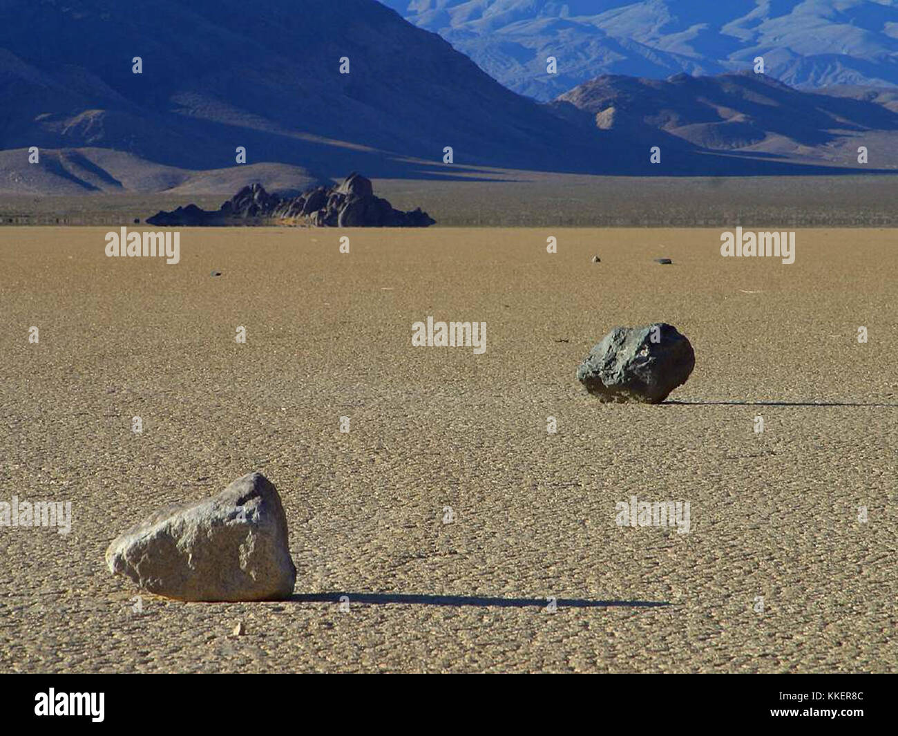 L'immagine intitolata "morte 2 bg 082303" raffigura una scena o una rappresentazione artistica legata al concetto di morte. La composizione esplora i temi della mortalità, della perdita e della riflessione esistenziale, catturando un umore cupo e introspettivo. Foto Stock