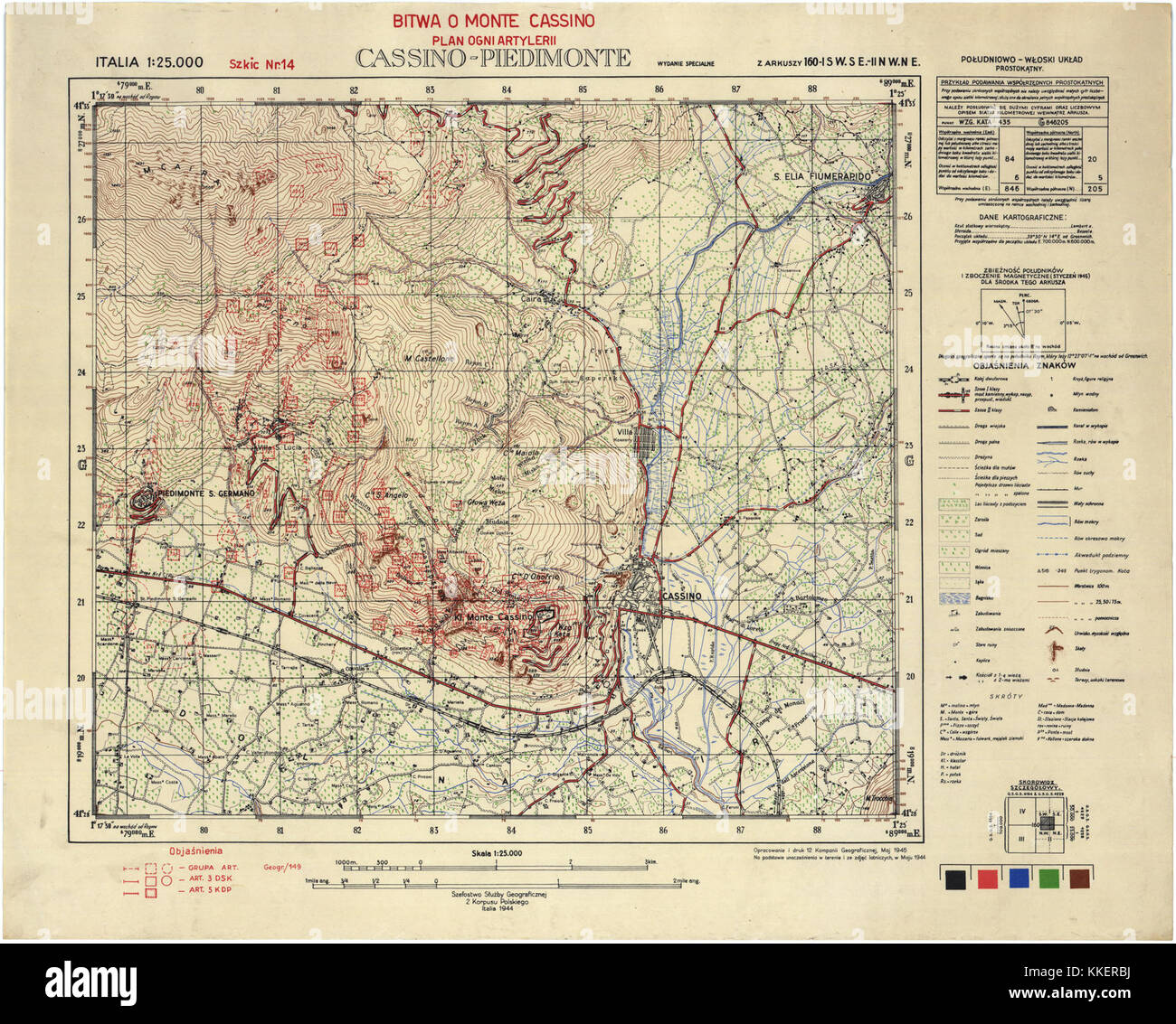 Questa carta in edizione speciale del 1945 della zona di Cassino-Piedimonte in Italia, in scala 1:25,000, evidenzia i principali luoghi geografici e storici rilevanti per la regione durante e dopo la seconda guerra mondiale Foto Stock