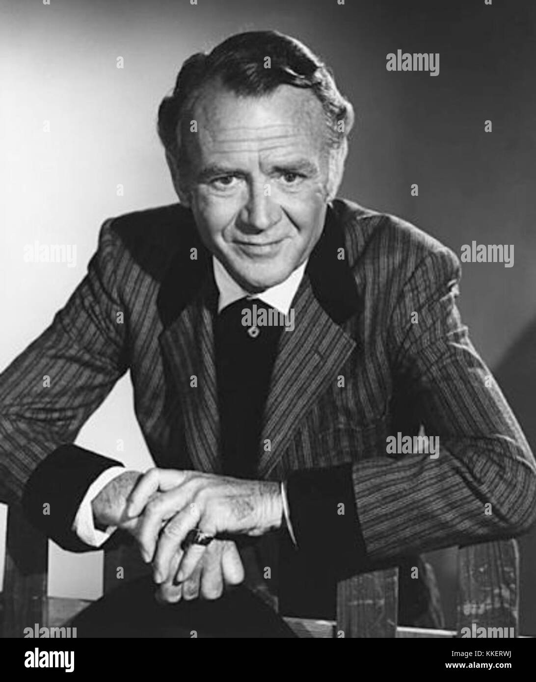 Una fotografia ritratto dell'attore britannico John Mills, scattata dal fotografo Gabi Rona. Mills è rinomato per i suoi significativi contributi al cinema e al teatro durante il XX secolo. Foto Stock