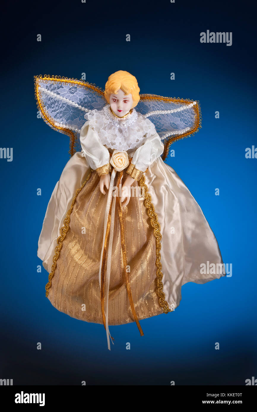 Un Angelo di Natale - Un angelo è un essere spirituale creduto di agire come un operatore, un agente o un messaggero di Dio, convenzionalmente rappresentato negli esseri umani per Foto Stock