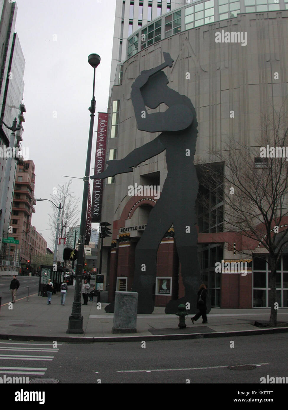Hammering Man è una scultura cinetica su larga scala creata dall'artista Jonathan Borofsky. Rappresenta una figura in continuo movimento, simboleggiando il lavoro e la classe operaia. La scultura fa parte di collezioni d'arte pubbliche e può essere trovata in varie località in tutto il mondo. Foto Stock