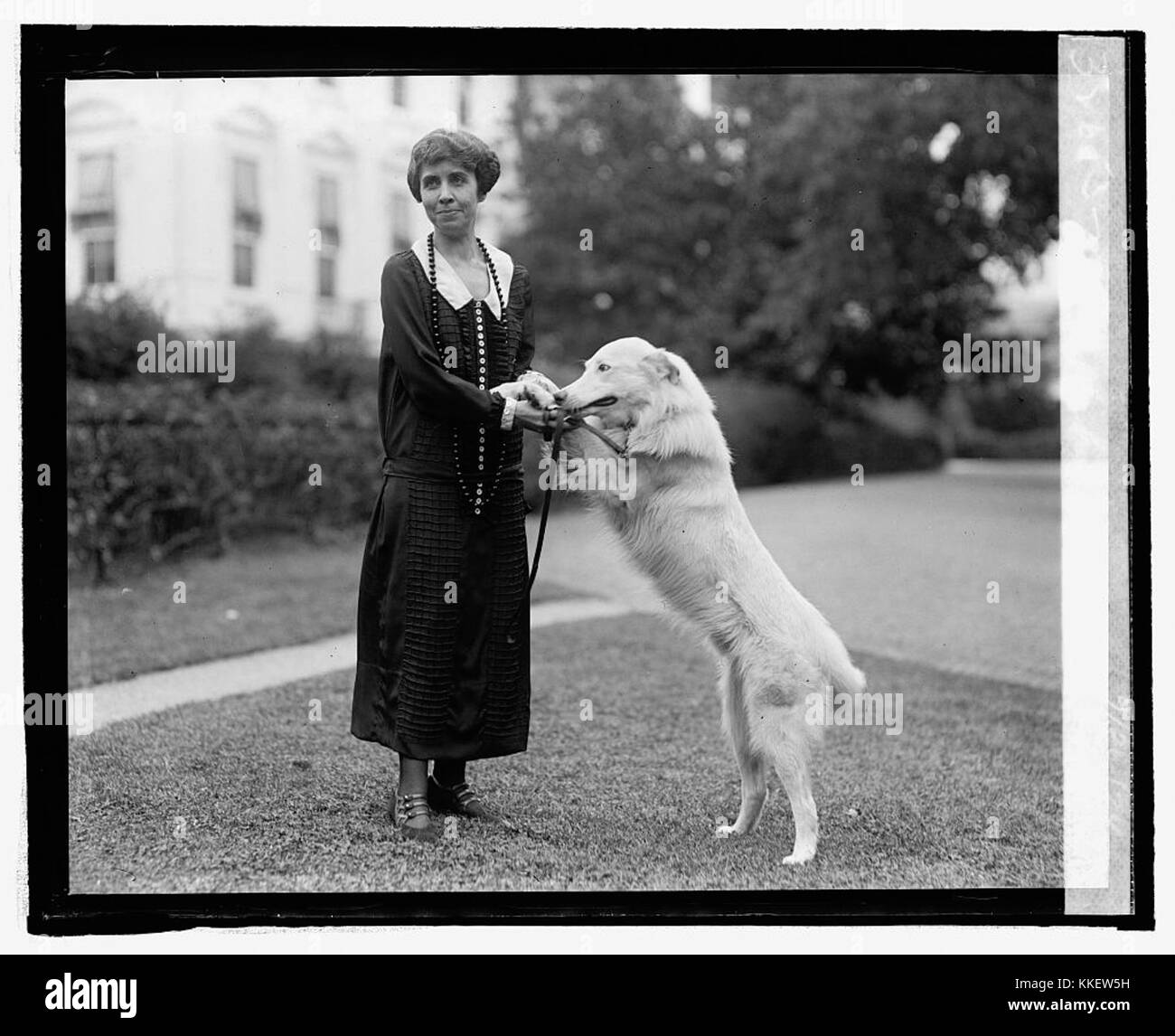 Fotografia di Grace Coolidge, ex First Lady, con il suo cane Rob Roy, che cattura un momento personale della famiglia Coolidge. Foto Stock