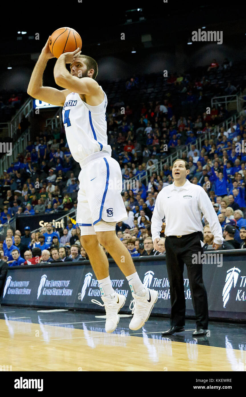 Kansas City, MO. Stati Uniti Xxi Nov, 2017. Creighton Bluejays guard Mitchell Ballock #24 compie una prima metà jump shot come Baylor Bears head coach Scott ha attirato orologi in azione durante la Hall of Fame Classic di pallacanestro degli uomini di gioco tra #22 Baylor orsi e Creighton Bluejays presso il centro di Sprint in Kansas City, MO.Baylor ha vinto 65-59.Michael Spomer/Cal Sport Media/Alamy Live News Foto Stock