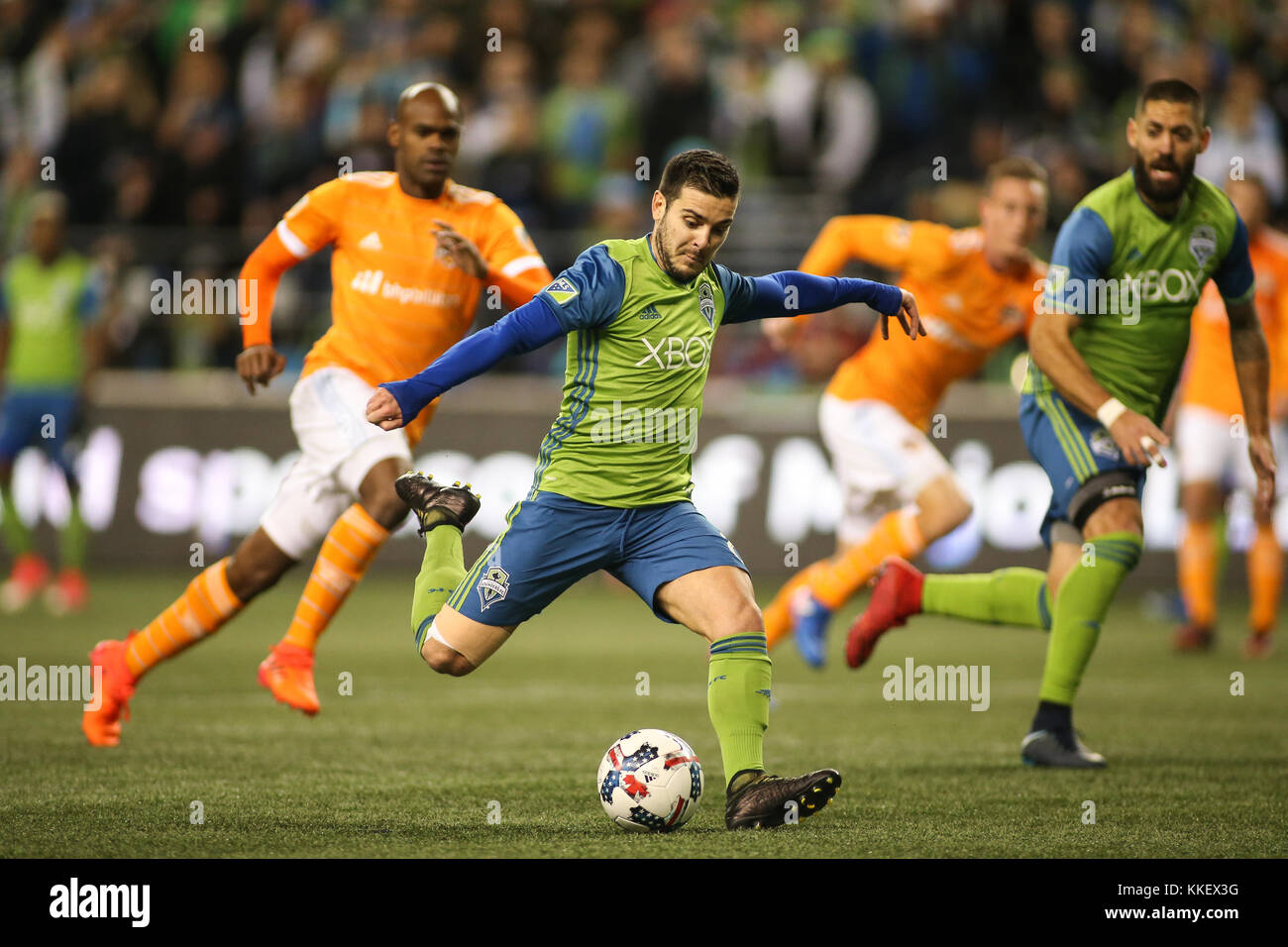 Seattle, WA, Stati Uniti d'America. 30 Novembre, 2017. Seattle Sirene Victor Rodrguez (8) punteggi un obiettivo nel primo semestre durante la seconda gamba della MLS Western Conference finals match tra la Houston Dynamo e sirene di Seattle al campo CenturyLink a Seattle, WA. Sean marrone/CSM/Alamy Live News Foto Stock