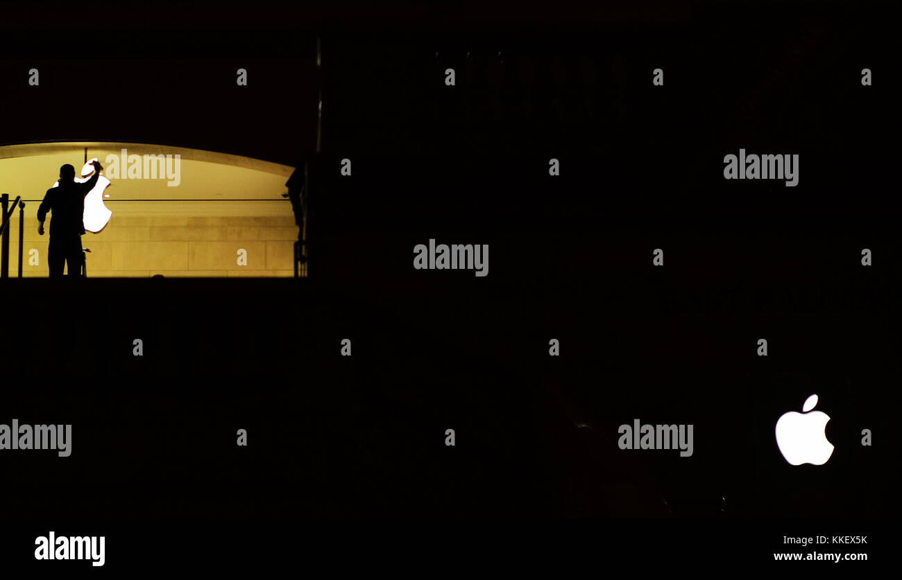 New York, Stati Uniti. 30 novembre 2017. Un uomo pulisce il logo Apple presso l'Apple store all'interno del Grand Central Terminal di New York, Stati Uniti, 30 novembre 2017. Apple Inc., gigante hi-tech degli Stati Uniti Giovedì ha lanciato l'innovativa app Apple Heart Study, il primo programma software del suo genere su un dispositivo mobile che utilizza il sensore di frequenza cardiaca di Apple Watch per raccogliere dati sui ritmi cardiaci irregolari e avvisare gli utenti che potrebbero riscontrare ritmi cardiaci anomali. Crediti: Li Muzi/Xinhua/Alamy Live News Foto Stock