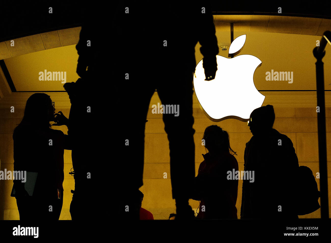 New York, Stati Uniti. 30 novembre 2017. Le persone sono ritratte presso l'Apple store all'interno del Grand Central Terminal di New York, Stati Uniti, 30 novembre 2017. Apple Inc., gigante hi-tech degli Stati Uniti Giovedì ha lanciato l'innovativa app Apple Heart Study, il primo programma software del suo genere su un dispositivo mobile che utilizza il sensore di frequenza cardiaca di Apple Watch per raccogliere dati sui ritmi cardiaci irregolari e avvisare gli utenti che potrebbero riscontrare ritmi cardiaci anomali. Crediti: Li Muzi/Xinhua/Alamy Live News Foto Stock