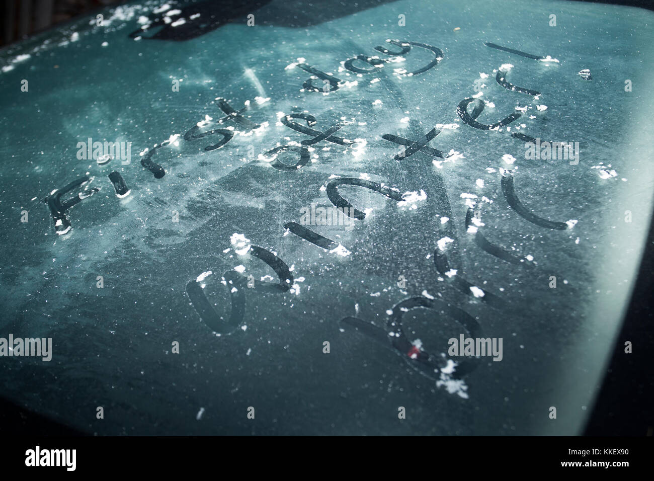 Primo giorno di inverno scritto su un pupazzo di neve con parabrezza auto con le parole brrr scritto in seguito durante un Arctic Blast di aria fredda dal nord, flintshire, Wales, Regno Unito Foto Stock