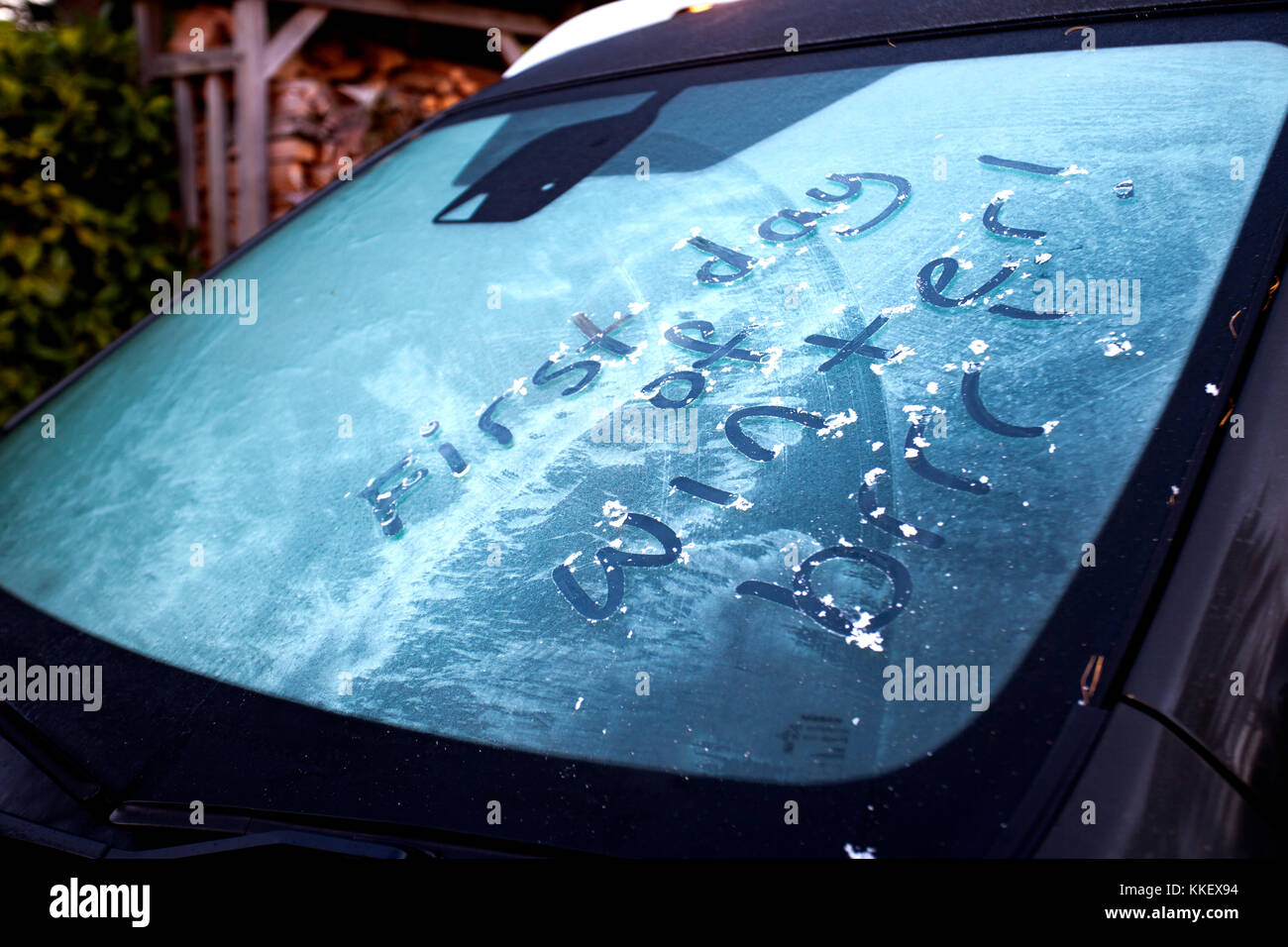 Primo giorno di inverno scritto su un pupazzo di neve con parabrezza auto con le parole brrr scritto in seguito durante un Arctic Blast di aria fredda dal nord, flintshire, Wales, Regno Unito Foto Stock