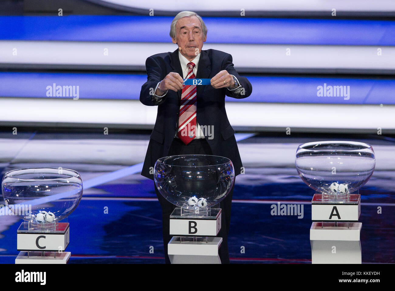 Mosca, Russia. 1 dicembre 2017. L'ex portiere dell'Inghilterra Gordon Banks mostra il "B2" durante l'estrazione finale della Coppa del mondo FIFA 2018 al Palazzo del Cremlino di Mosca, capitale della Russia, il 1° dicembre 2017. Crediti: Bai Xueqi/Xinhua/Alamy Live News Foto Stock