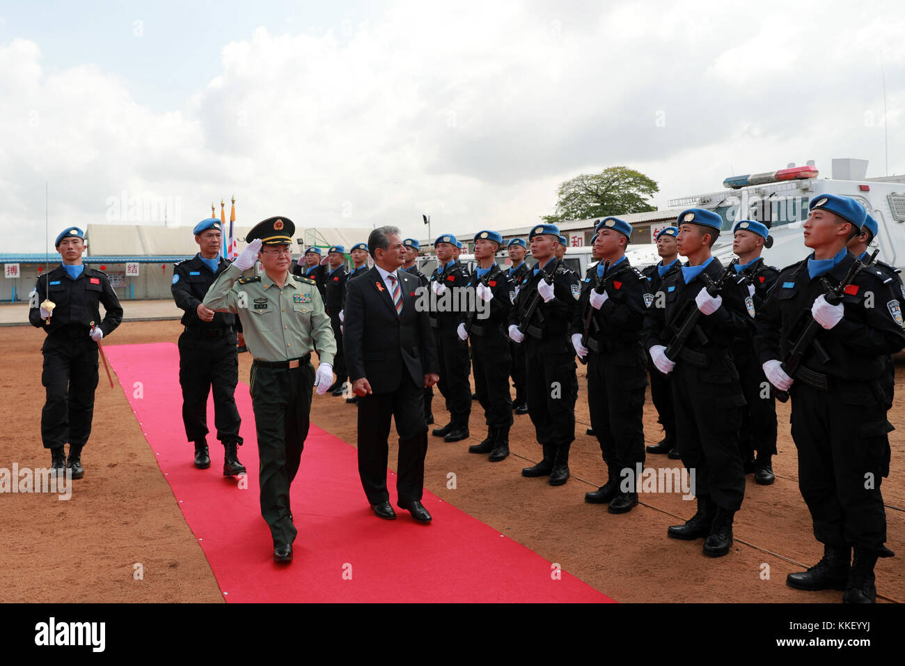 Monrovia, Liberia. 30 novembre 2017. Farid Zarif (front, R), rappresentante speciale del segretario generale delle Nazioni Unite e capo della missione delle Nazioni Unite in Liberia (UNMIL), e MoU Yuchang (front L), Commissario politico per l'MPS Border Control Bureau, riesaminano la quinta squadra di polizia di pace cinese in Liberia durante la cerimonia di premiazione a Monrovia, Liberia, 30 novembre 2017. La quinta squadra di polizia di peacekeeping cinese in Liberia ha ricevuto medaglie ONU per il mantenimento della pace per la sua eccezionale performance, ha detto venerdì il Ministero cinese della pubblica sicurezza (MPS). Crediti: Zhao Xiaoxin/Xinhua/Alamy Live News Foto Stock