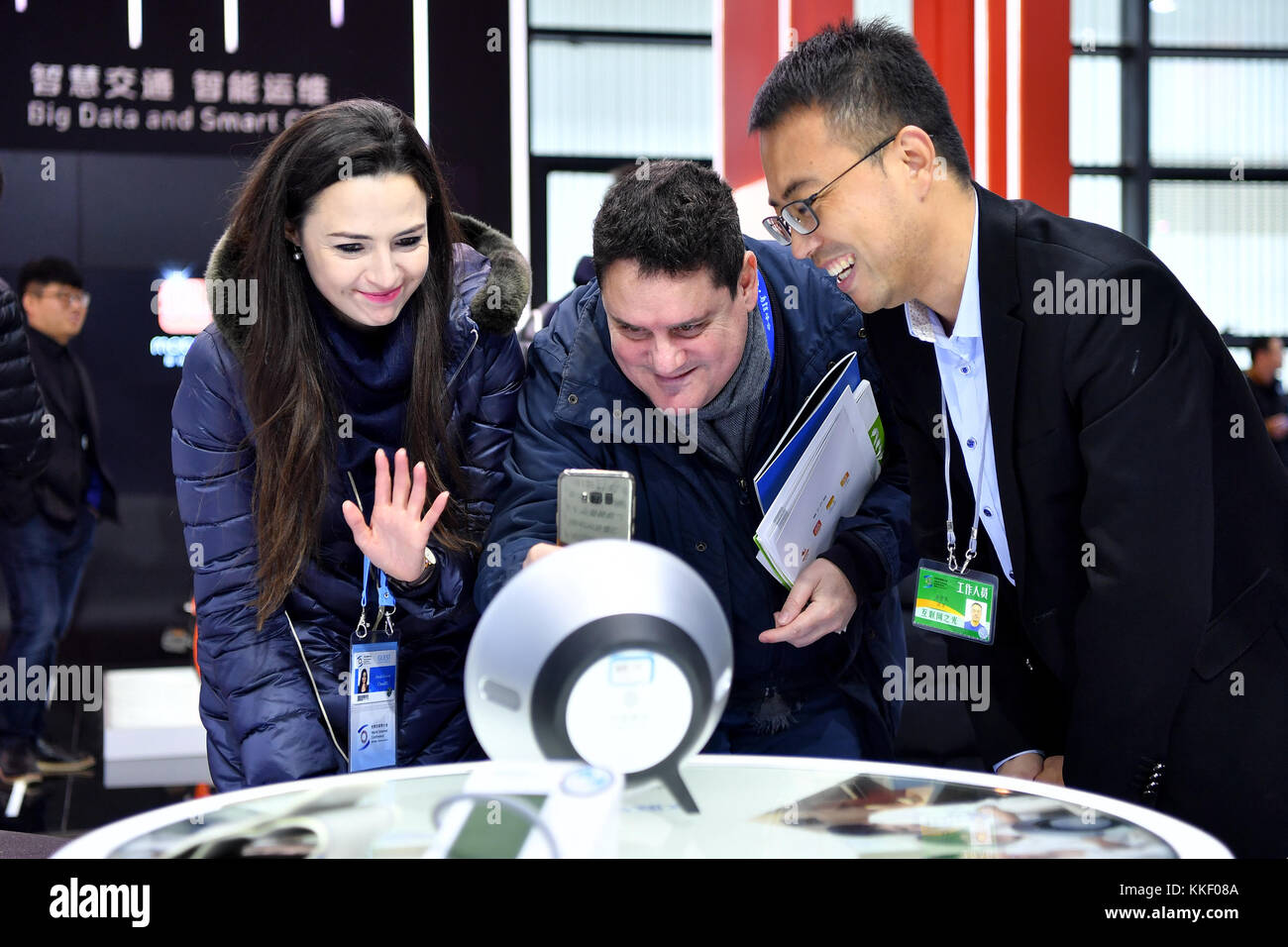 Tongxiang, città di Tongxiang della provincia dello Zhejiang della Cina orientale. 2 dicembre 2017. Le persone comunicano con un medico attraverso un terminale di smart home alla Light of Internet Exposition della quarta Conferenza Mondiale su Internet a Wuzhen, Tongxiang, nella provincia dello Zhejiang della Cina orientale, il 2 dicembre 2017. L'expo, che attrae 411 aziende di Internet rinomate in patria e all'estero, presenta le più recenti tecnologie e applicazioni Internet da tutto il mondo, evidenziando l'intelligenza artificiale, il cloud computing, i big data e altre aree. Crediti: Li Xin/Xinhua/Alamy Live News Foto Stock