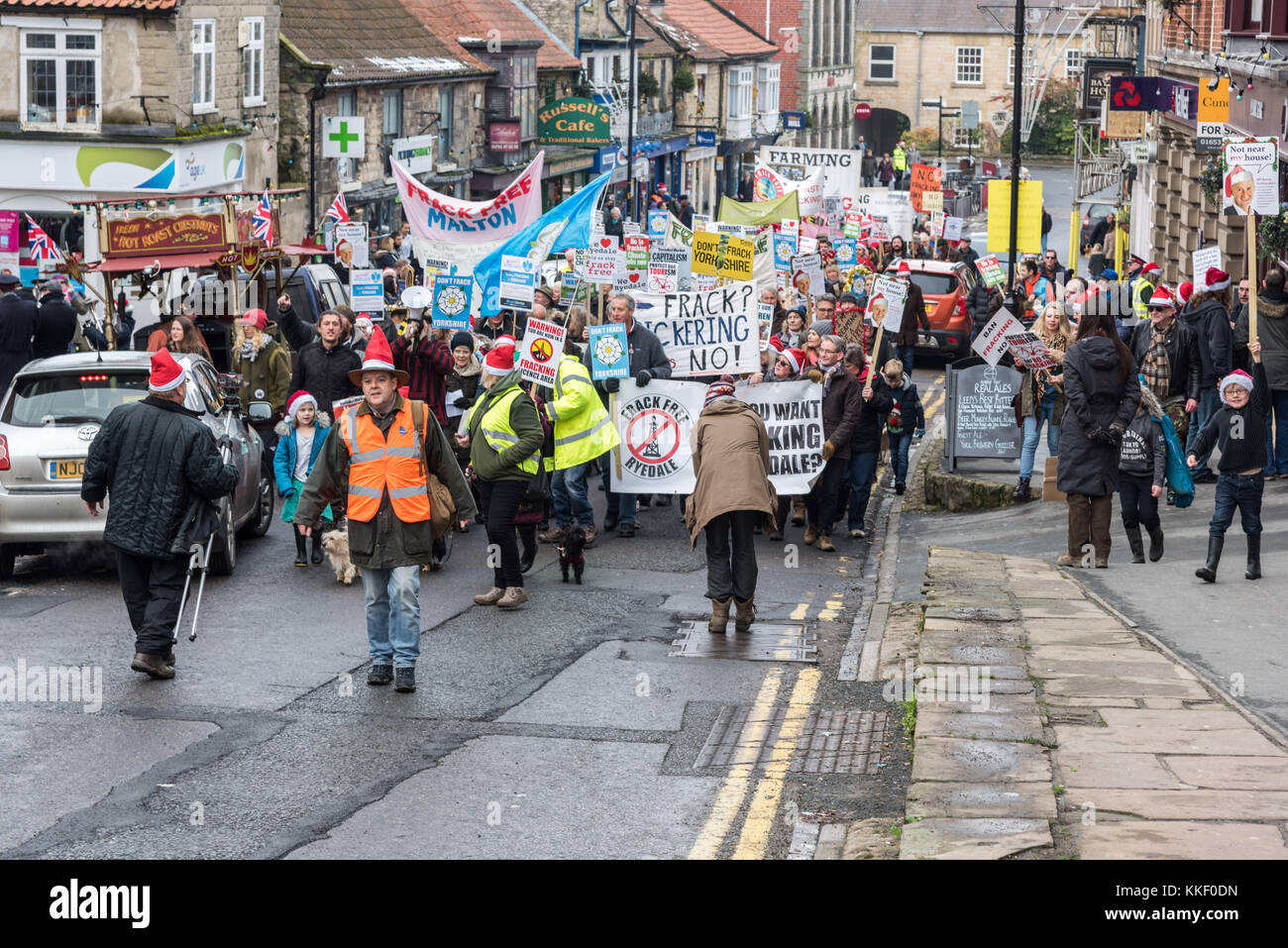 Pickering, North Yorkshire. 2° dic, 2017. Anti-fracking contestatori marzo attraverso Pickering città sul esiste modo per interventi presso il club liberale Credito: Richard Burdon/Alamy Live News Foto Stock