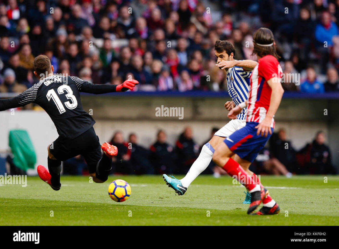 Filipe Luis Kasmirski (3) Atletico de Madrid il giocatore. Jan Oblak (13) Atletico de Madrid il lettore.Mikel Oyarzabal (18) Real Sociedad il lettore. La Liga tra Atlético de Madrid vs Real Sociedad a Wanda Metropolitano stadium in Spagna a Madrid, dicembre 2, 2017 . Credito: Gtres Información más Comuniación on line, S.L./Alamy Live News Foto Stock