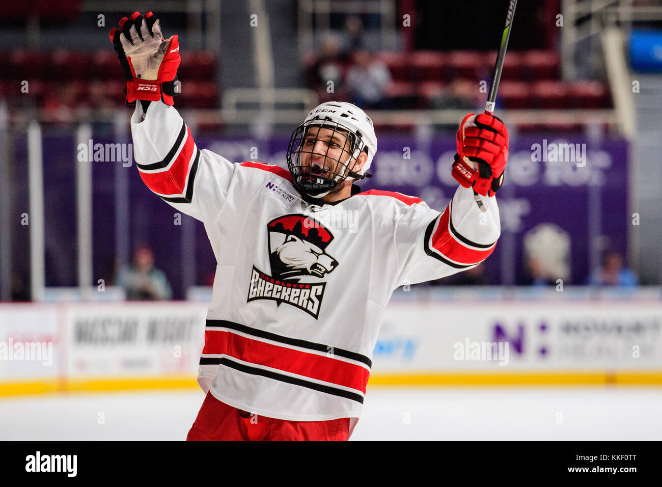 Charlotte D Kichton (18) durante l'AHL hockey gioco tra lo Springfield Thunderbirds e il Charlotte Checkers venerdì 1 dicembre 2017 a Bojangles Coliseum di Charlotte, NC. Giacobbe Kupferman/CSM Foto Stock