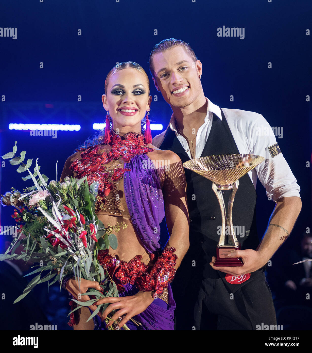 Vilnius, Lituania. 2 dicembre 2017. Umberto Gaudino (R) e Louise Heise dalla Danimarca si posano dopo aver vinto il primo posto della competizione Adult Latin all'evento World Open del World Dance Sport Festival a Vilnius, Lituania, il 2 dicembre 2017. Crediti: Alfredas Pliadis/Xinhua/Alamy Live News Foto Stock