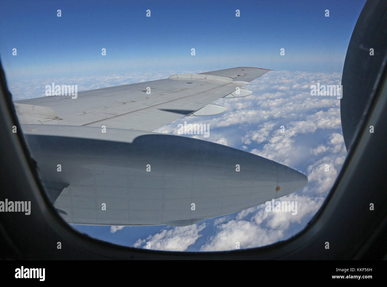 Pechino, Cina. 4 dicembre 2017. La foto scattata il 4 dicembre 2017 mostra un aereo della forza aerea cinese che conduce un'esercitazione. L'aeronautica cinese ha dichiarato lunedì che i suoi aerei di sorveglianza hanno recentemente condotto esercitazioni d'alto mare nel Mar giallo e nel Mar Cinese orientale per migliorare la prontezza al combattimento e salvaguardare gli "interessi strategici” del paese. Crediti: Zhang Donghe/Xinhua/Alamy Live News Foto Stock