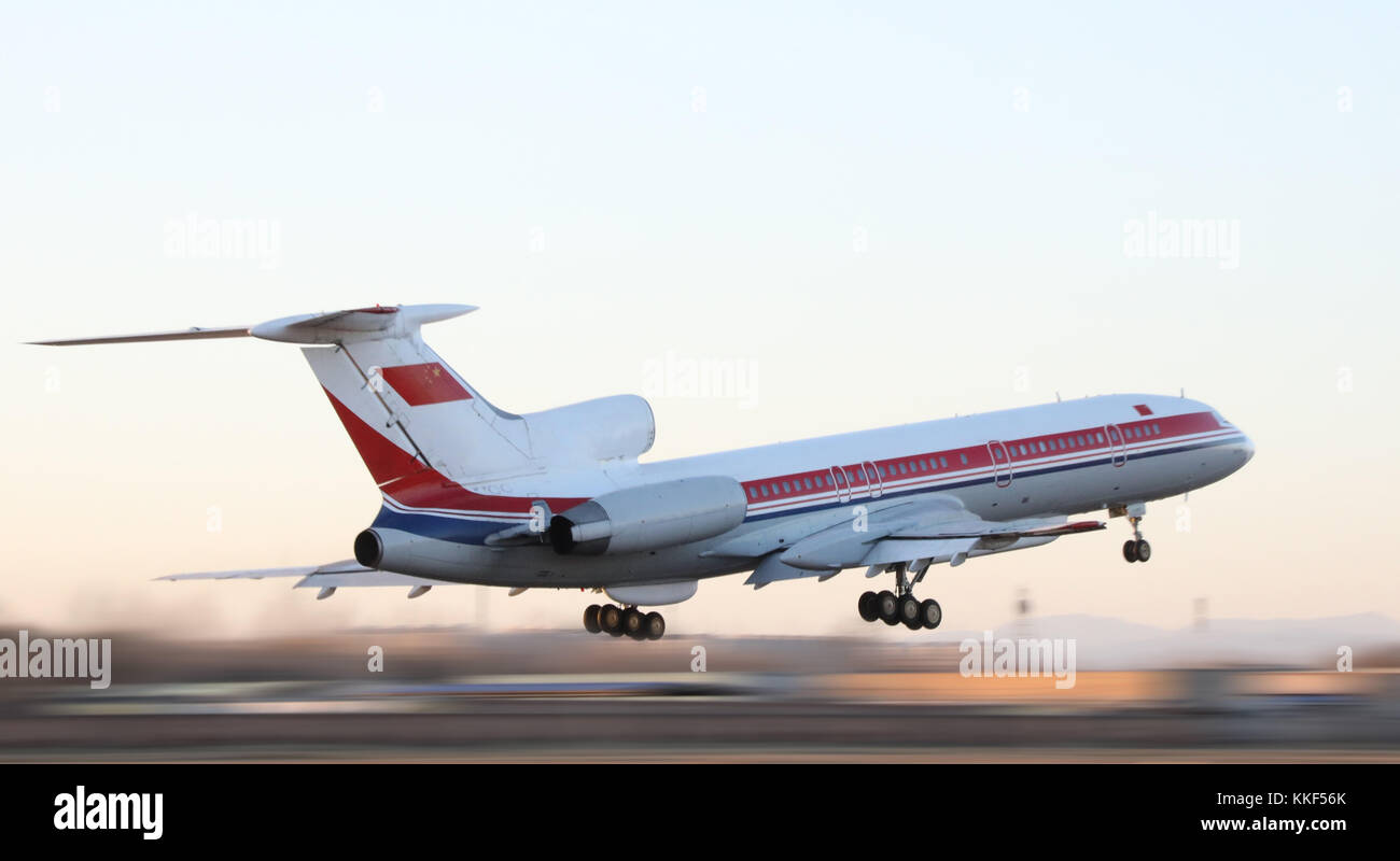 Pechino, Cina. 4 dicembre 2017. La foto scattata il 4 dicembre 2017 mostra un aereo dell'aviazione cinese che decolla per un'esercitazione in un aeroporto in Cina. L'aeronautica cinese ha dichiarato lunedì che i suoi aerei di sorveglianza hanno recentemente condotto esercitazioni d'alto mare nel Mar giallo e nel Mar Cinese orientale per migliorare la prontezza al combattimento e salvaguardare gli "interessi strategici” del paese. Crediti: Zhang lei/Xinhua/Alamy Live News Foto Stock