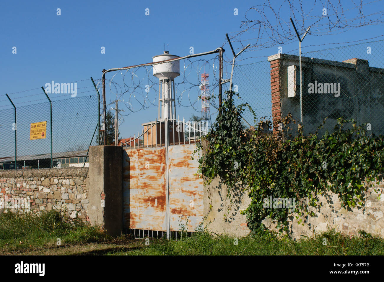 Firenze, Italia. 4 dicembre, 2017. Contenitore di acqua entro la base militare degli Stati Uniti. Firenze. L'Italia sta diventando rapidamente uno dei potenti partner militare per gli Stati Uniti Credito: Lorenzo codacci/Alamy Live News Foto Stock