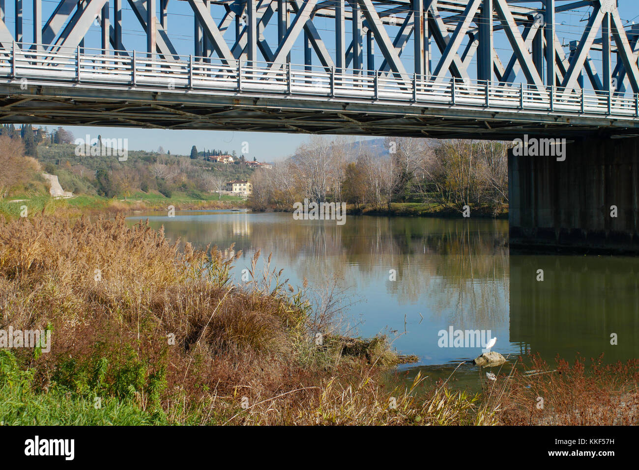 Firenze, Italia. 4° dic, 2017. Firenze fiume Arno livello di acqua è cruciale e costantemente monitorata dopo l'alluvione disastro. Italia Credito: Lorenzo codacci/Alamy Live News Foto Stock