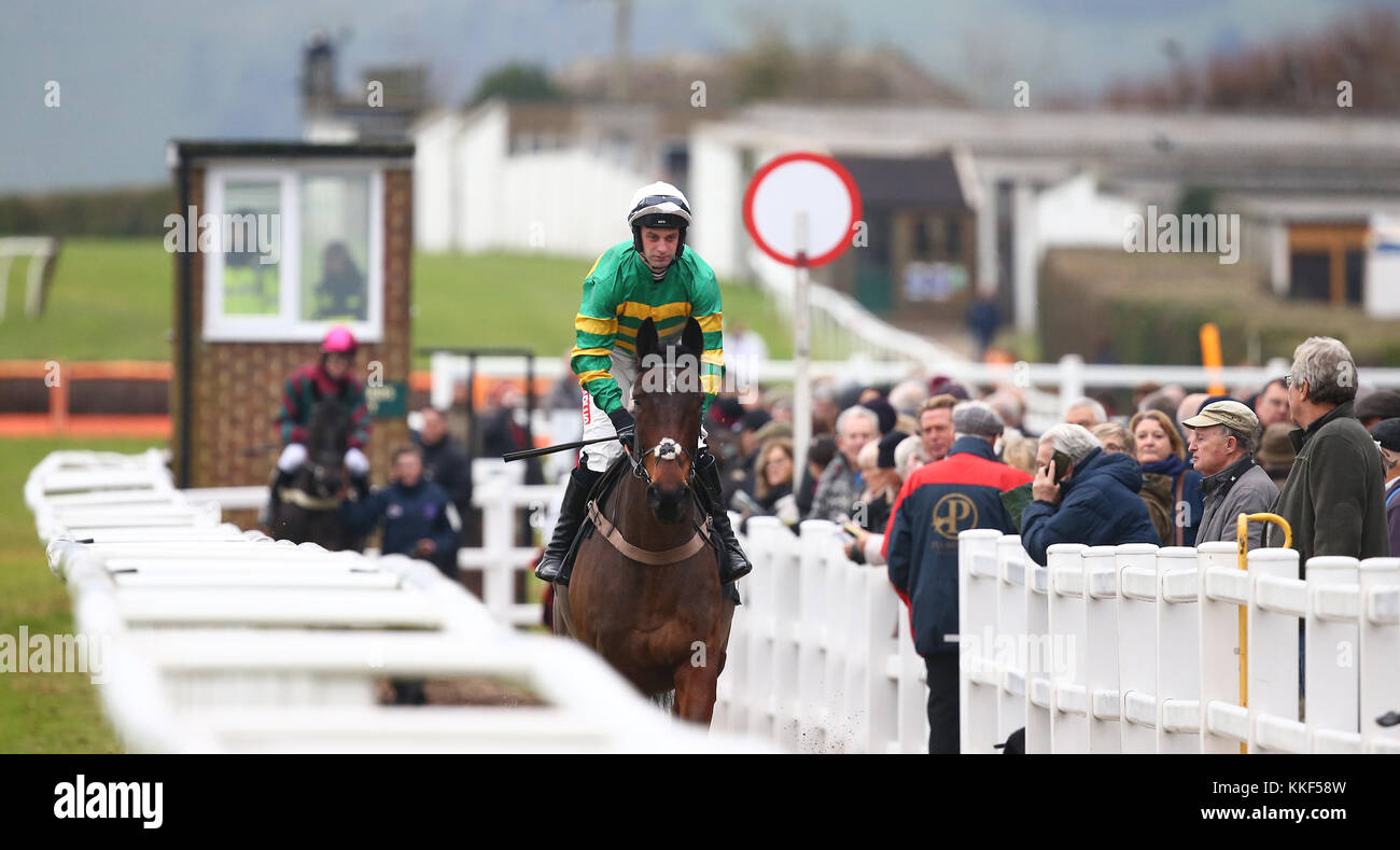 Plumpton, UK. 4 dicembre, 2017. Jockey Niall Madden riding dietro al tempo visto durante il Mayfield Sussex Hop Gin novizi' Chase Credit: James Boardman/Alamy Live News Foto Stock