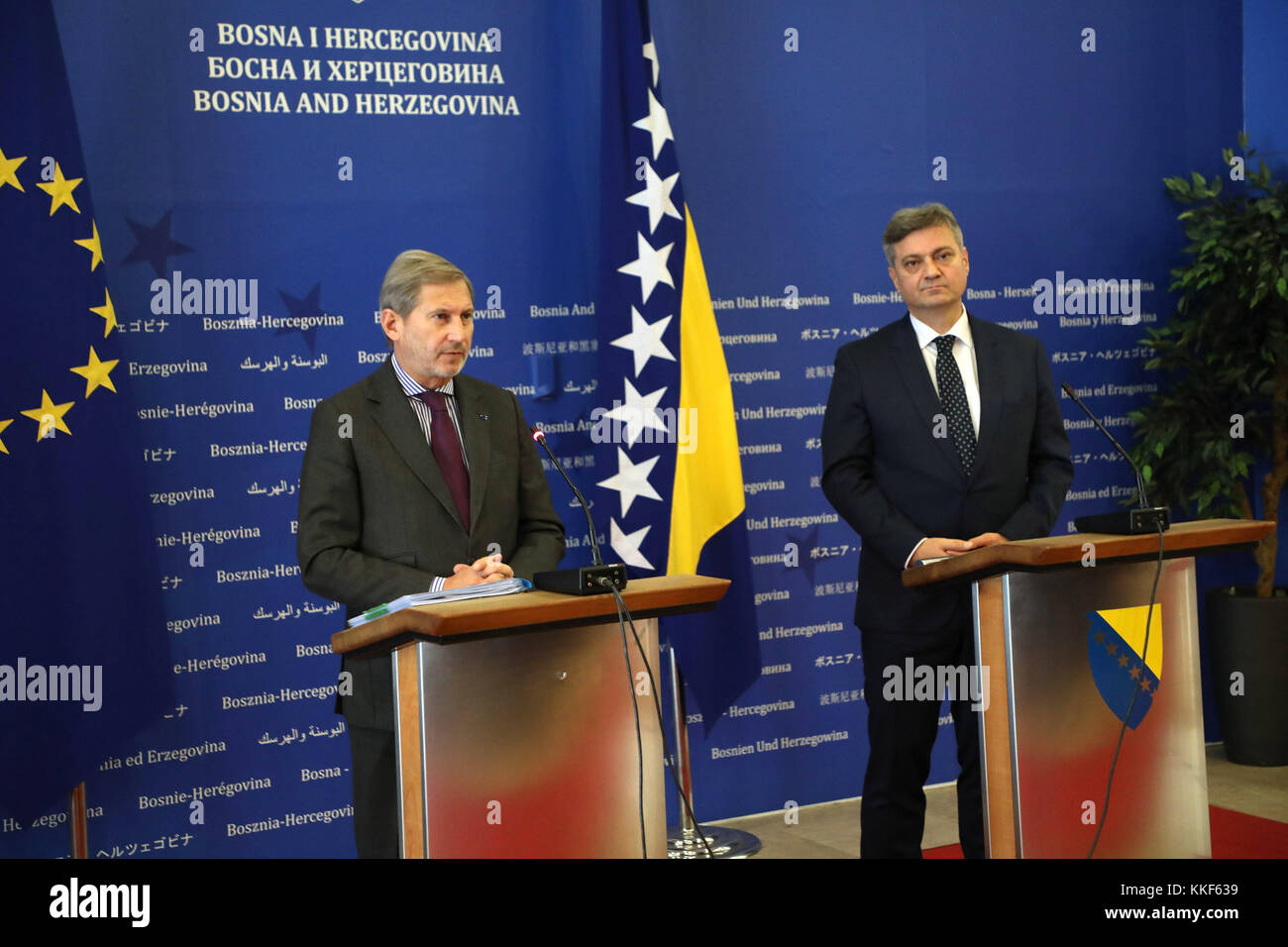 Sarajevo, Bosnia ed Erzegovina. 4 dicembre 2017. Il Commissario per l'allargamento dell'Unione europea Johannes Hahn (L) e Denis Zvizdic, presidente del Consiglio dei ministri della Bosnia-Erzegovina, partecipano a una conferenza stampa a Sarajevo, Bosnia-Erzegovina, il 4 dicembre 2017. Il governo della Bosnia-Erzegovina (BiH) dovrebbe rispondere al questionario di adesione all'UE il prima possibile, il Commissario per l'allargamento dell'Unione europea Johannes Hahn ha affermato lunedì in questa sede. Crediti: Haris Memija/Xinhua/Alamy Live News Foto Stock