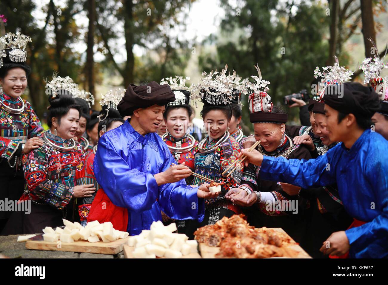 Danzhai. 5 dicembre 2017. Le persone del gruppo etnico Miao condividono sacrifici nella città di Wuyang della contea di Danzhai nella prefettura autonoma di Qiandongnan Miao e Dong, nella provincia di Guizhou, nel sud-ovest della Cina, il 4 dicembre. 2017. Il popolo del gruppo etnico Miao ha offerto sacrifici a Chiyou, un capo tribale del popolo Miao nell'antica Cina, per condizioni meteorologiche favorevoli e per un raccolto eccezionale. Crediti: Huang Xiaohai/Xinhua/Alamy Live News Foto Stock