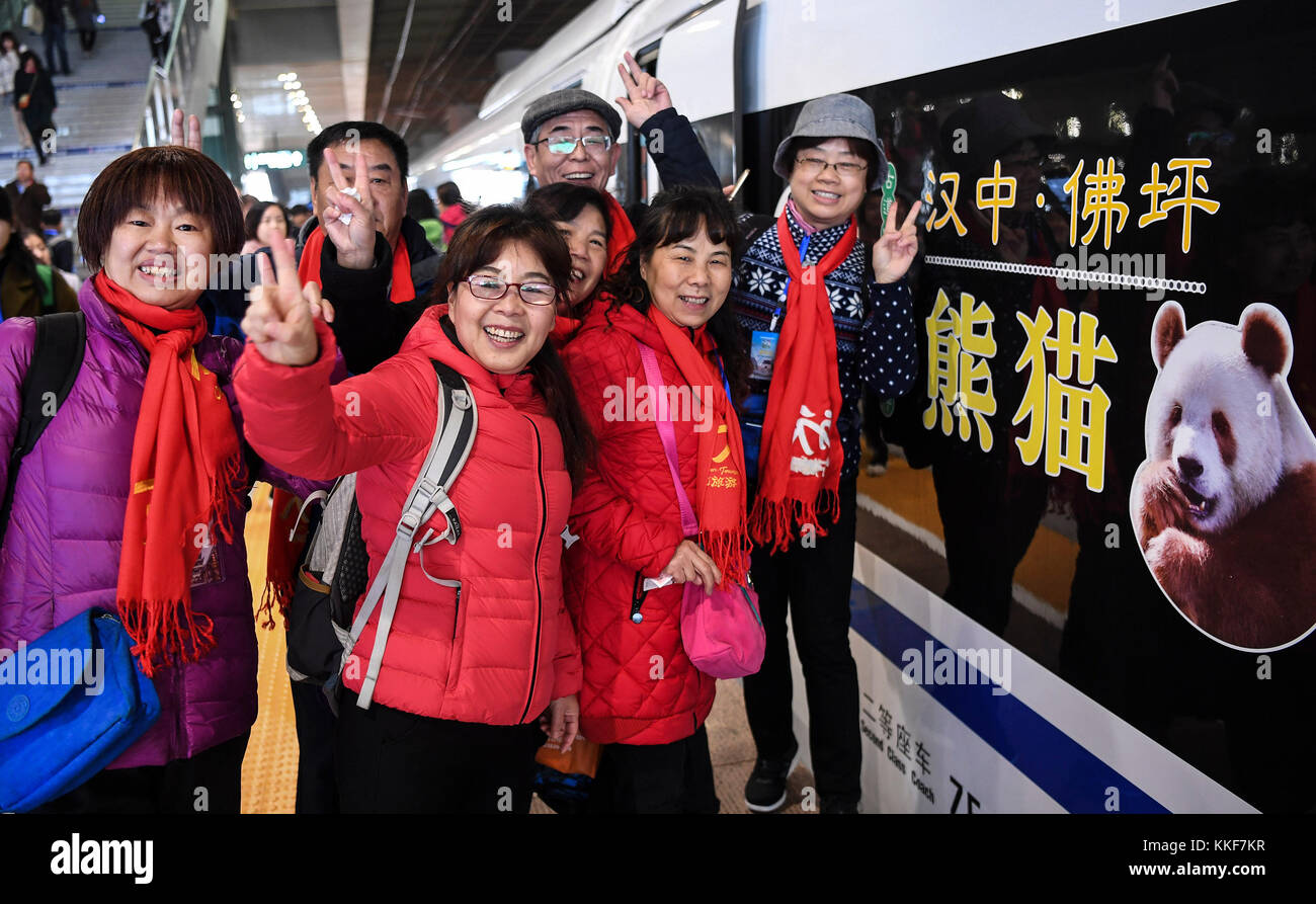 XI'an. 6 dicembre 2017. I turisti si posano accanto al primo treno ad alta velocità da Xi'an a Chengdu a sud-ovest della Cina presso la stazione ferroviaria nord di Xi'an a Xi'an, capitale della provincia di Shaanxi, il 6 dicembre. 2017. La linea ferroviaria ad alta velocità che collega Xi'an e Chengdu, capitale della provincia di Sichuan, è entrata in funzione mercoledì, riducendo il tempo di percorrenza tra le due città da circa 11 ore a sole 4 ore. Crediti: Tao Ming/Xinhua/Alamy Live News Foto Stock