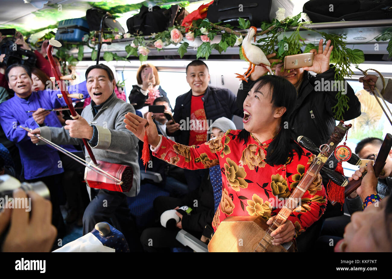 XI'an. 6 dicembre 2017. Gli artisti si esibiscono sulla carrozza del primo treno ad alta velocità da Xi'an, capitale della provincia Shaanxi della Cina nord-occidentale, a Chengdu, capitale della provincia Sichuan della Cina sud-occidentale, 6 dicembre. 2017. La linea ferroviaria ad alta velocità che collega Xi'an e Chengdu è entrata in funzione mercoledì, riducendo il tempo di percorrenza tra le due città da circa 11 ore a sole 4. Crediti: Tao Ming/Xinhua/Alamy Live News Foto Stock