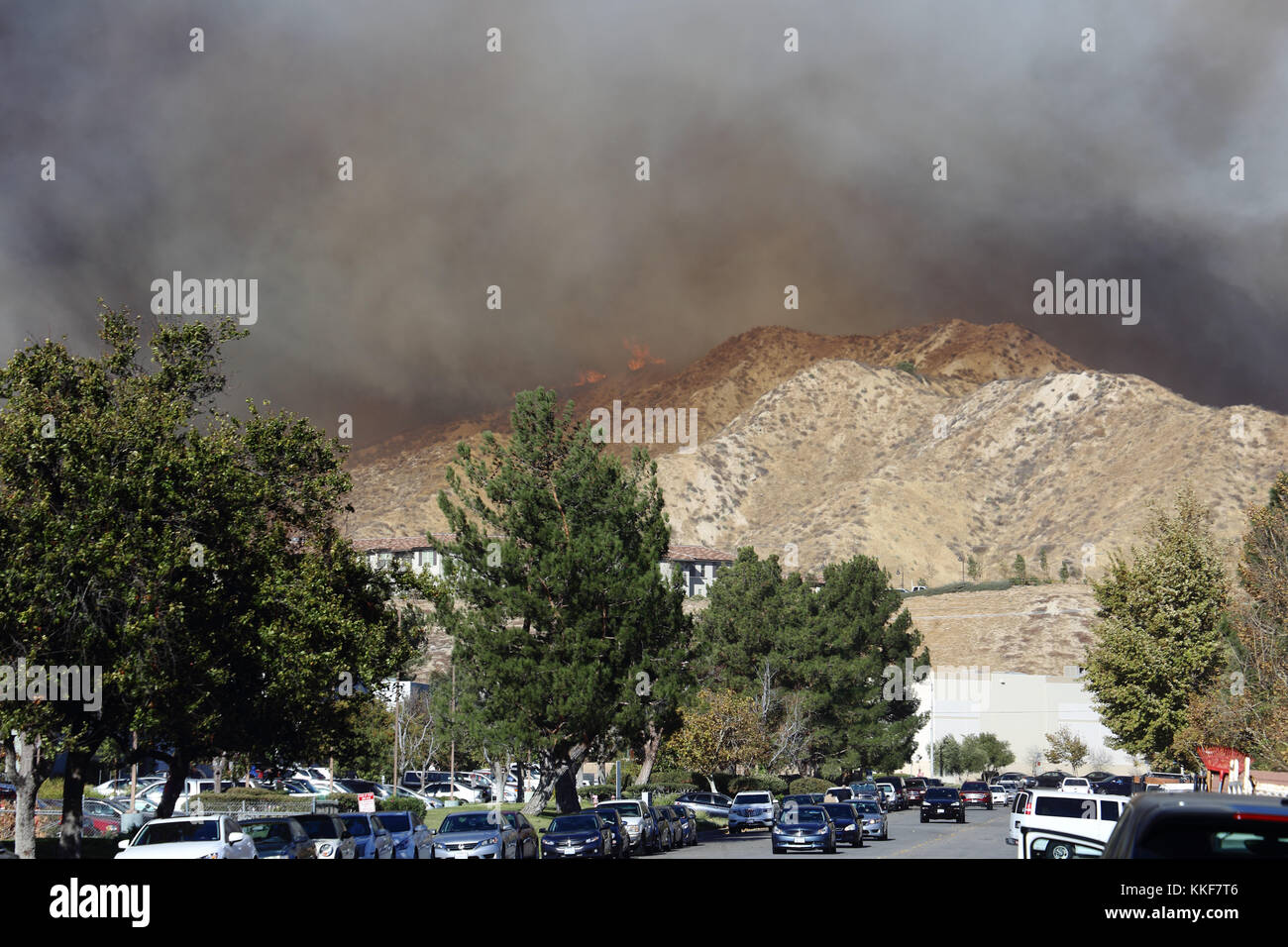 SANTA CLARITA, CA/USA - 5 dicembre 2017: Le fiamme dell'incendio di Rye Fire iniziano a bruciare vicino a una comunità di pensionati e a un parco industriale a nord di Los Angeles. Crediti: Kilmer Media/Alamy Live News Foto Stock