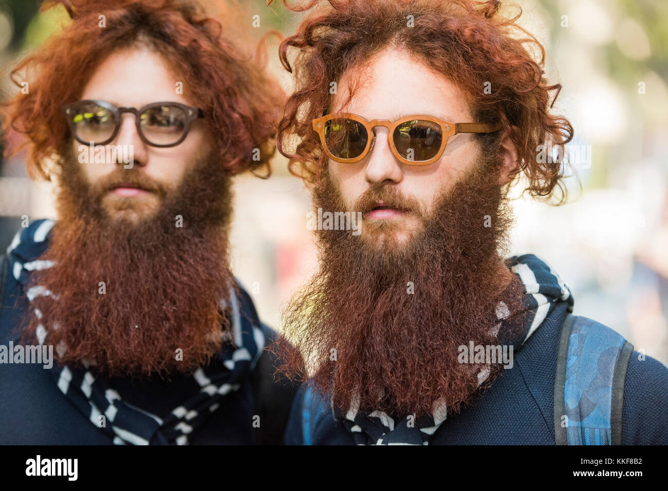 Milano, Italia - 22 settembre 2017: famosi gemelli, Fabrizio e valerio  salvadori in posa durante armani fashion show e indossando occhiali da sole  Foto stock - Alamy
