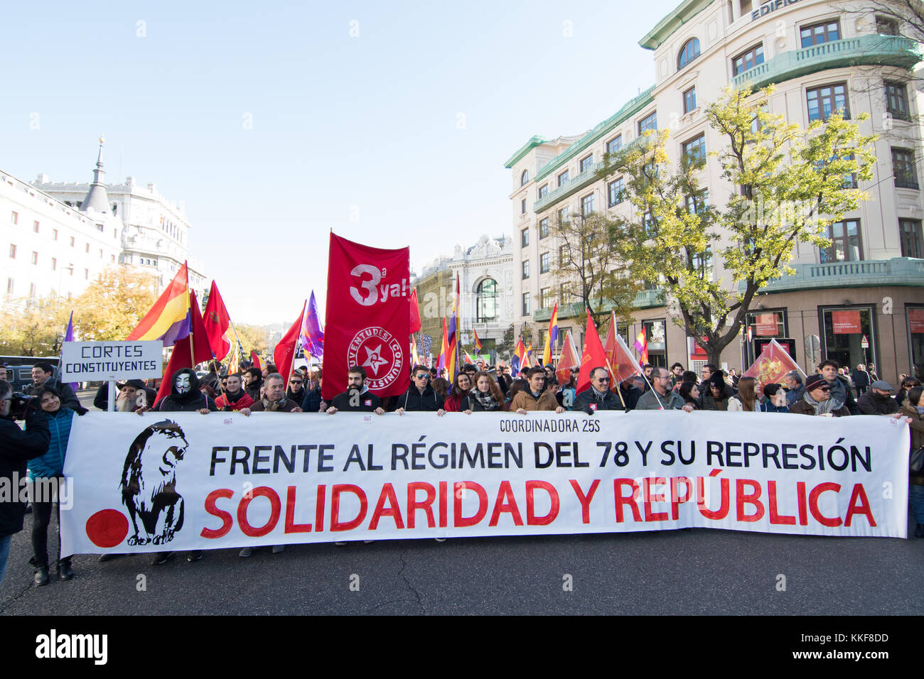 Madrid, Spagna. 6 dicembre, 2017. banner del "Coordinadora 25s' durante la dimostrazione che rivendicano per la terza repubblica spagnola svoltasi a Madrid. © valentin sama-rojo/alamy live news. Foto Stock