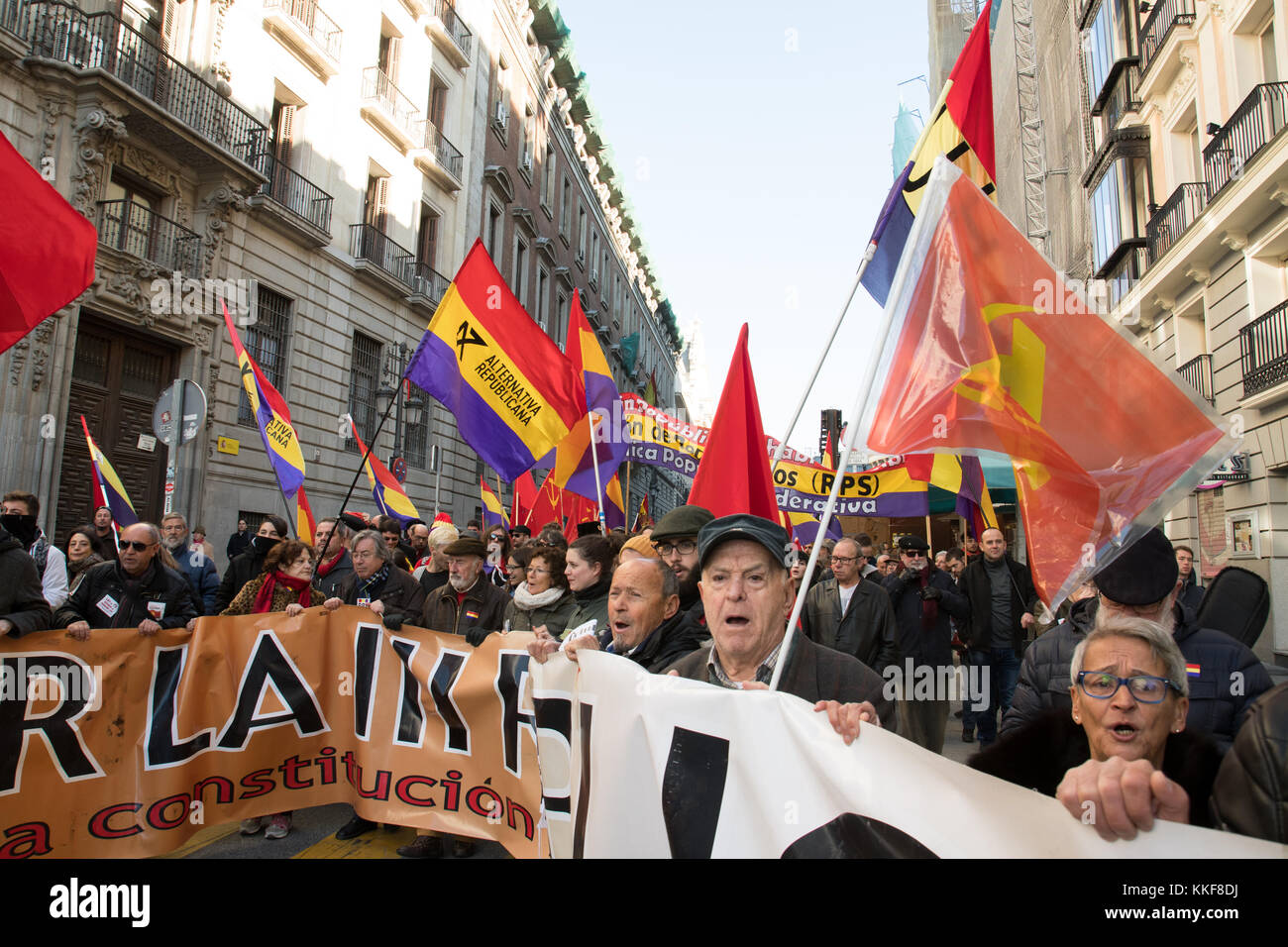 Madrid, Spagna. 6 dicembre, 2017. banner principale della manifestazione svoltasi a Madrid che rivendicano per la terza repubblica spagnola a calle Alcala. © valentin sama-rojo/alamy live news. Foto Stock
