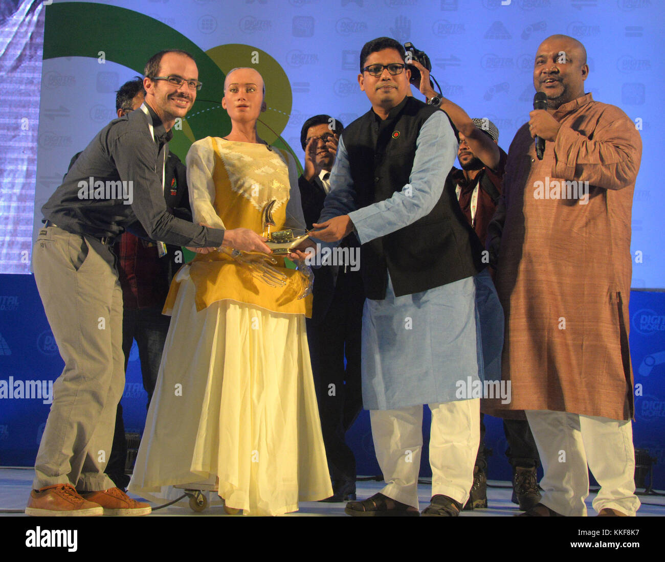 Dacca. 6 dicembre 2017. Il ministro dello Stato del Bangladesh per le tecnologie dell'informazione e della comunicazione Zunaid Ahmed Palak (2° R) consegna una cresta al robot umanoide Sophia (2° L) durante la mostra "Digital World 2017" nella capitale Dacca il 6 dicembre 2017. Una mega mostra mirata a mostrare il potenziale dell'industria ICT del Bangladesh, in particolare nel settore hardware, mercoledì è iniziata nella capitale Dacca. Crediti: Salim reza/Xinhua/Alamy Live News Foto Stock