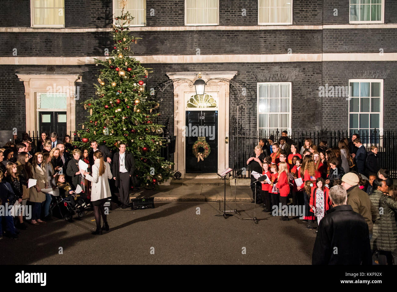 Londra, UK . 06 Dic, 2017. Membri della capitale Quoir arti, in rosso, e loro supporterenjoy essendo a Downing street - di Downing Street albero di Natale luci sono accese serenate da un tradizionale coro dei bambini cantando canti natalizi. Credito: Guy Bell/Alamy Live News Foto Stock