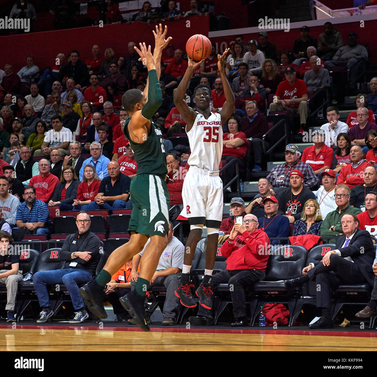 Piscataway, New Jersey, USA. 6 dicembre, 2017. Rutgers avanti Issa Thiam (35) spara su Michigan membro della guardia/avanti miglia ponti (22) nella seconda metà durante il NCAA basketball azione tra il Michigan State Spartans e Rutgers Scarlet Knights alla Rutgers Athletic Center di Piscataway, New Jersey. Michigan State sconfitto Rutgers 62-52. Duncan Williams/CSM/Alamy Live News Foto Stock