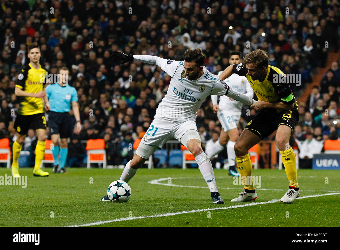 Madrid, Spagna. 06 Dic, 2017. Borja Mayoral (21) del Real Madrid in player. Mahmoud Dahoud (19) Borussia Dortmund 09's player. UCL Champions League tra il Real Madrid vs Borussia Dortmund 09 al Santiago Bernabeu di Madrid in Spagna, 6 dicembre 2017 . Credito: Gtres Información más Comuniación on line, S.L./Alamy Live News Credito: Gtres Información más Comuniación on line,S.L. Foto Stock