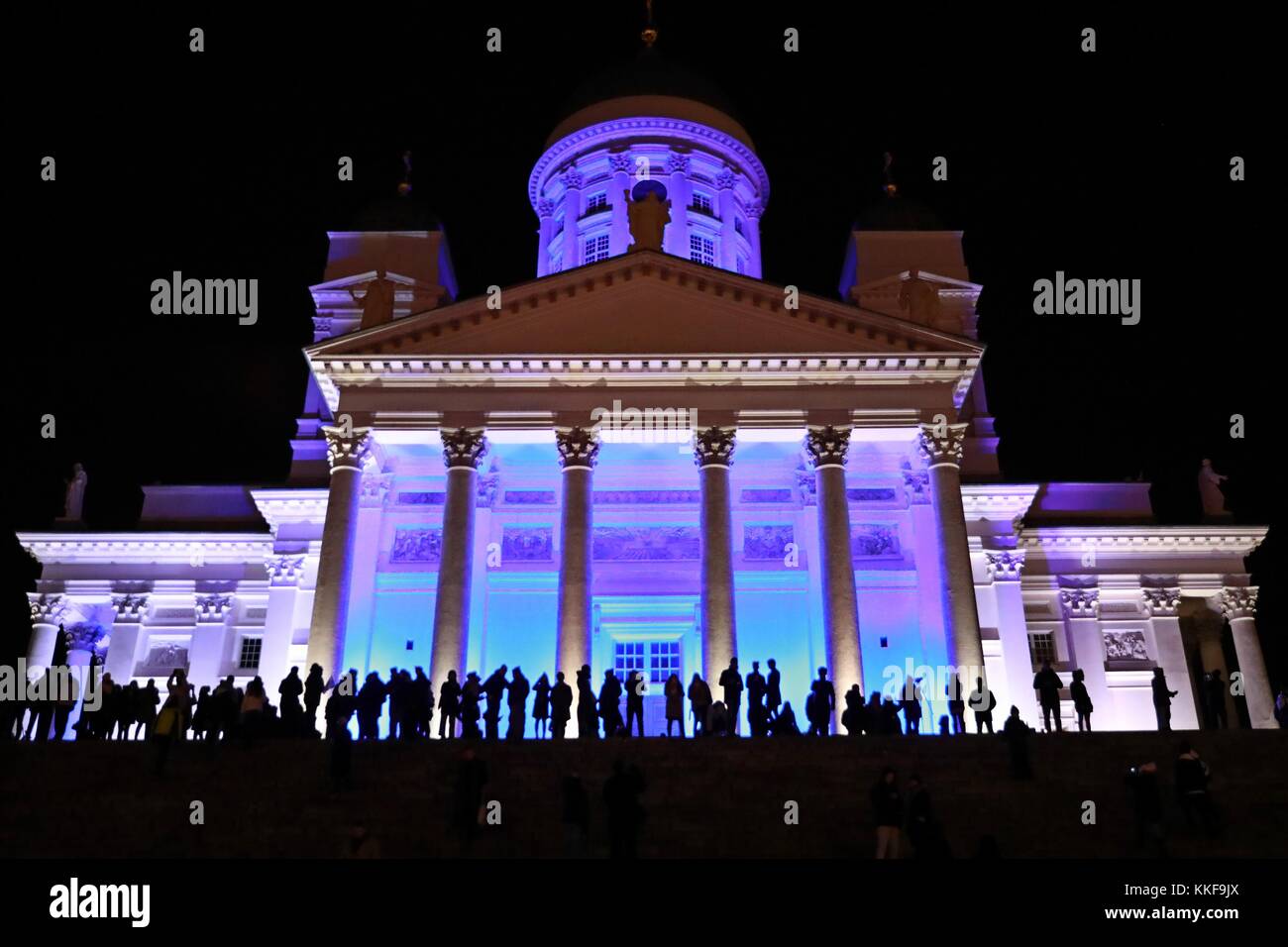 Helsinki. 6 dicembre 2017. Un edificio della cattedrale è illuminato da luci blu e bianche che rimbalzano i colori della bandiera nazionale a Helsinki il 6 dicembre 2017. L'anno 2017 segna il centenario dell'indipendenza della Finlandia. Una serie di celebrazioni ha raggiunto il culmine martedì e mercoledì. Crediti: Li Jizhi/Xinhua/Alamy Live News Foto Stock