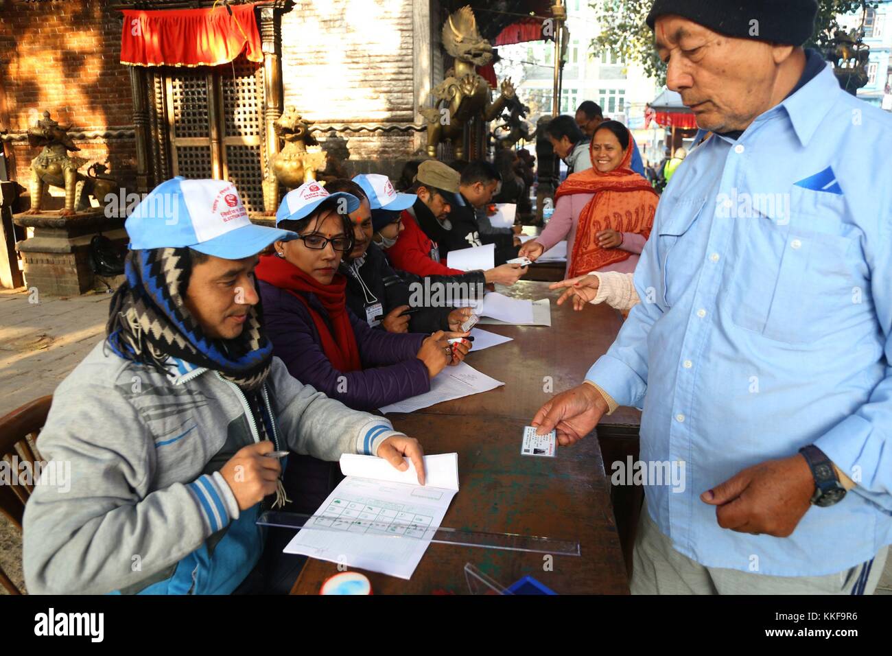 Kathmandu, Nepal. 7 dicembre 2017. Le persone si preparano a votare in un seggio elettorale durante le elezioni parlamentari e provinciali a Kathmandu, Nepal, il 7 dicembre 2017. La votazione si è tenuta in Nepal giovedì per il secondo turno di elezioni in 45 distretti per eleggere i membri del parlamento federale e le assemblee provinciali. Crediti: Sunil Sharma/Xinhua/Alamy Live News Foto Stock