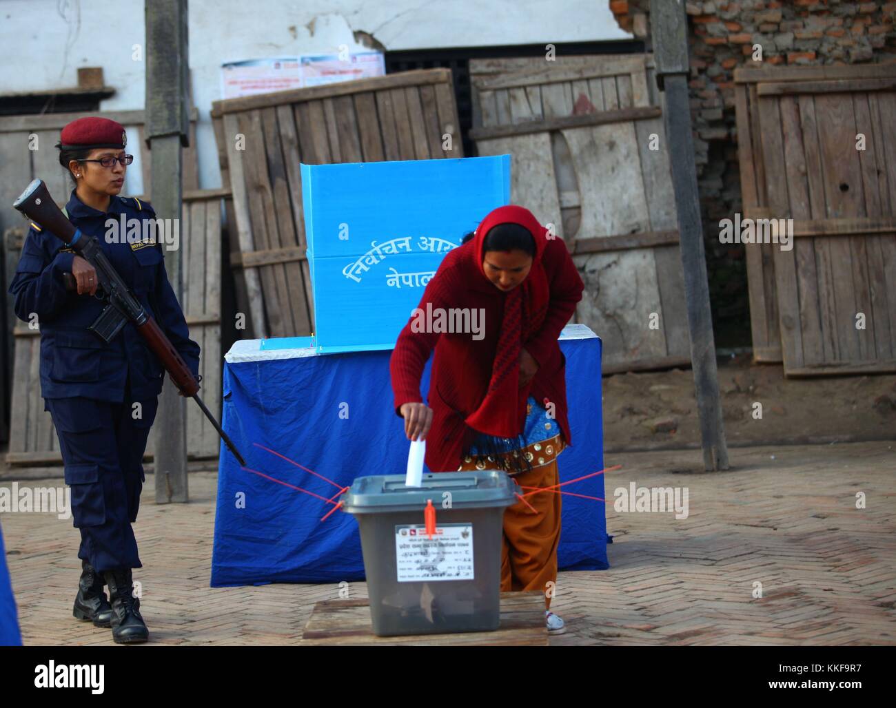 Kathmandu, Nepal. 7 dicembre 2017. Una donna vota in un seggio elettorale durante le elezioni parlamentari e provinciali a Kathmandu, Nepal, il 7 dicembre 2017. La votazione si è tenuta in Nepal giovedì per il secondo turno di elezioni in 45 distretti per eleggere i membri del parlamento federale e le assemblee provinciali. Crediti: Sunil Sharma/Xinhua/Alamy Live News Foto Stock