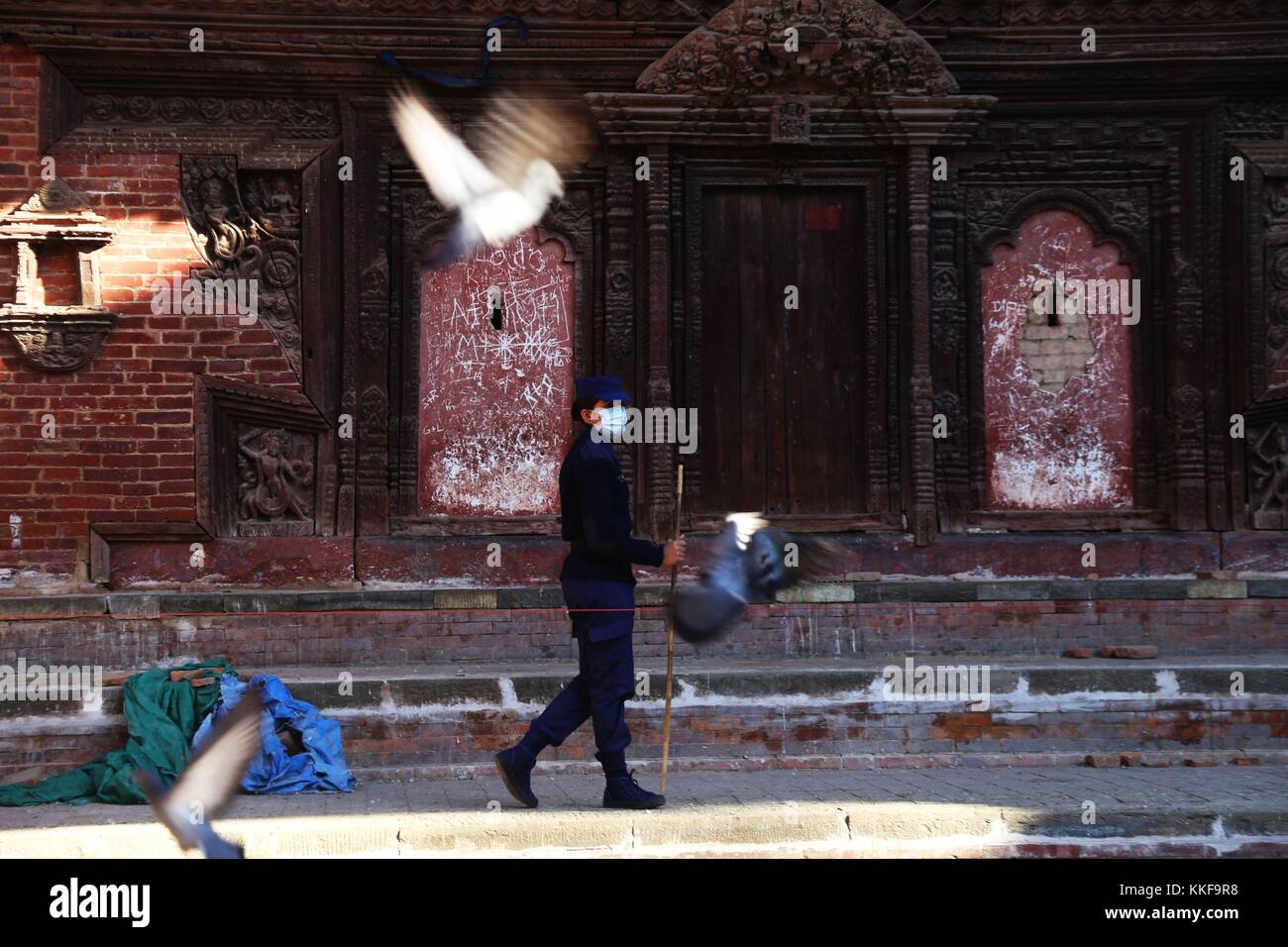 Kathmandu, Nepal. 7 dicembre 2017. Un personale di sicurezza pattuglia nelle elezioni parlamentari e provinciali in un seggio elettorale a Kathmandu, Nepal, 7 dicembre 2017. La votazione si è tenuta in Nepal giovedì per il secondo turno di elezioni in 45 distretti per eleggere i membri del parlamento federale e le assemblee provinciali. Crediti: Sunil Sharma/Xinhua/Alamy Live News Foto Stock