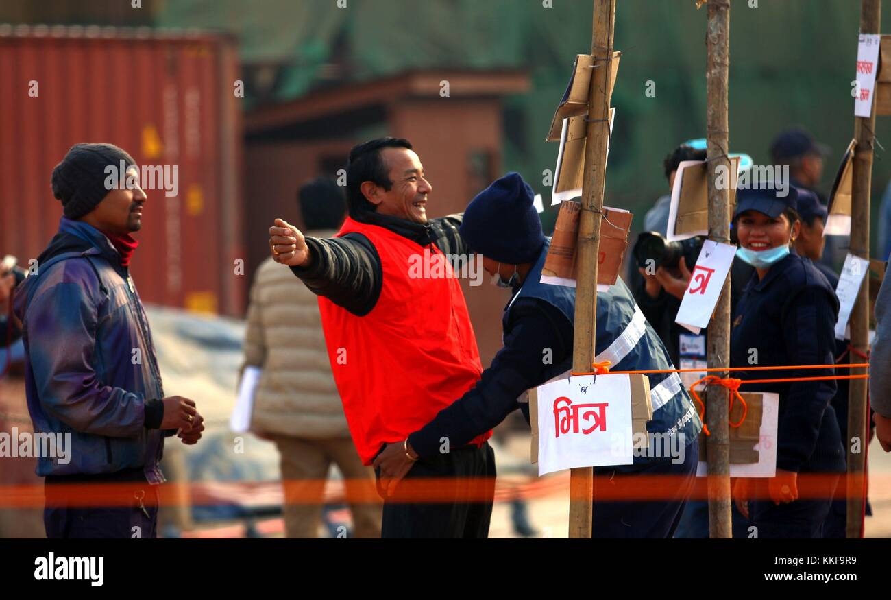 Kathmandu, Nepal. 7 dicembre 2017. Un uomo riceve un controllo di sicurezza prima di entrare in un seggio elettorale durante le elezioni parlamentari e provinciali a Kathmandu, Nepal, 7 dicembre 2017. La votazione si è tenuta in Nepal giovedì per il secondo turno di elezioni in 45 distretti per eleggere i membri del parlamento federale e le assemblee provinciali. Crediti: Sunil Sharma/Xinhua/Alamy Live News Foto Stock