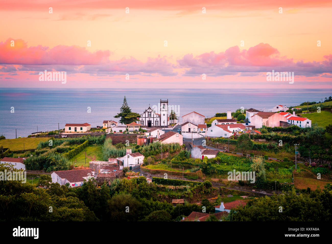 Di un bel colore rosa sunrise in un villaggio del Nordeste, isola Sao Miguel, Azzorre, Portogallo Foto Stock