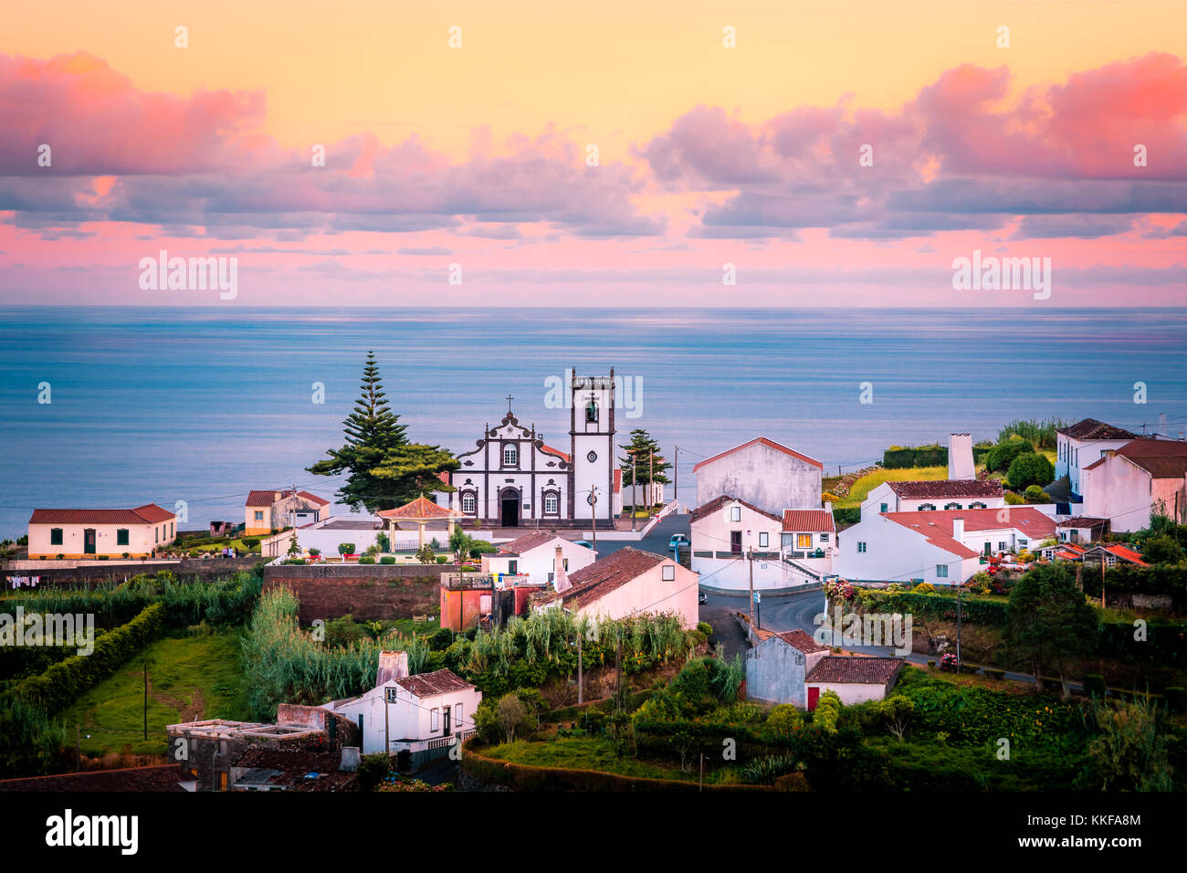 Di un bel colore rosa sunrise in un villaggio del nordeste, isola Sao Miguel, Azzorre, Portogallo Foto Stock